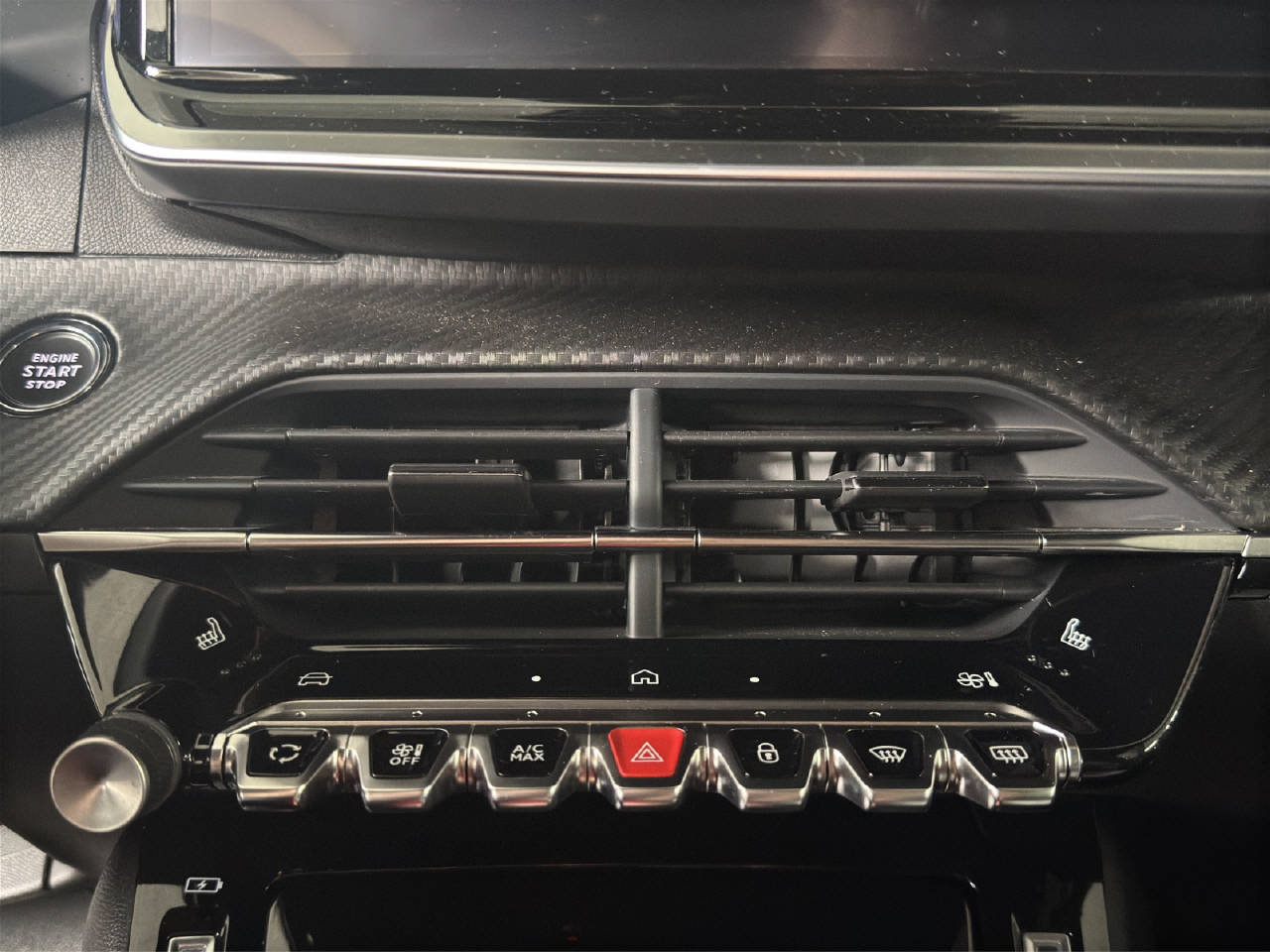 PEUGEOT 2008 1.2 Hybrid 145 PS GT-image-12