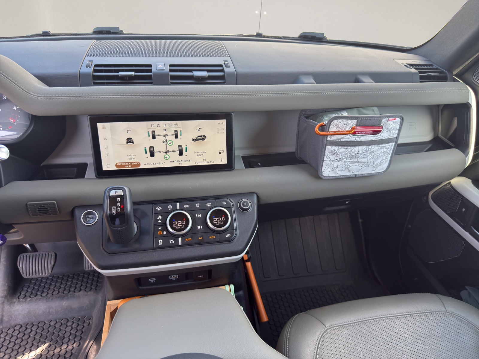 LAND ROVER Defender 90 3.0 D I6 250 First Edition-image-9