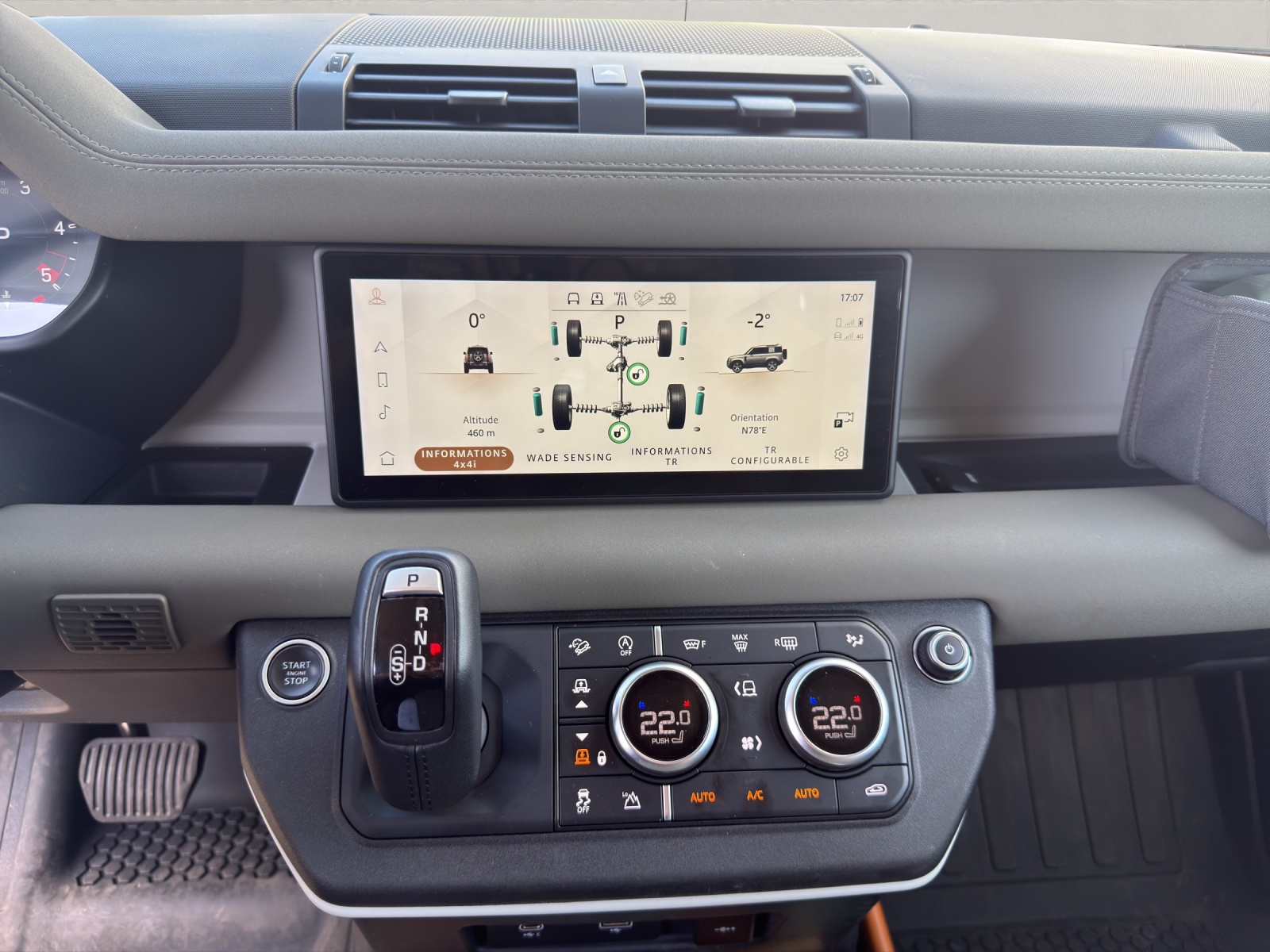 LAND ROVER Defender 90 3.0 D I6 250 First Edition-image-8