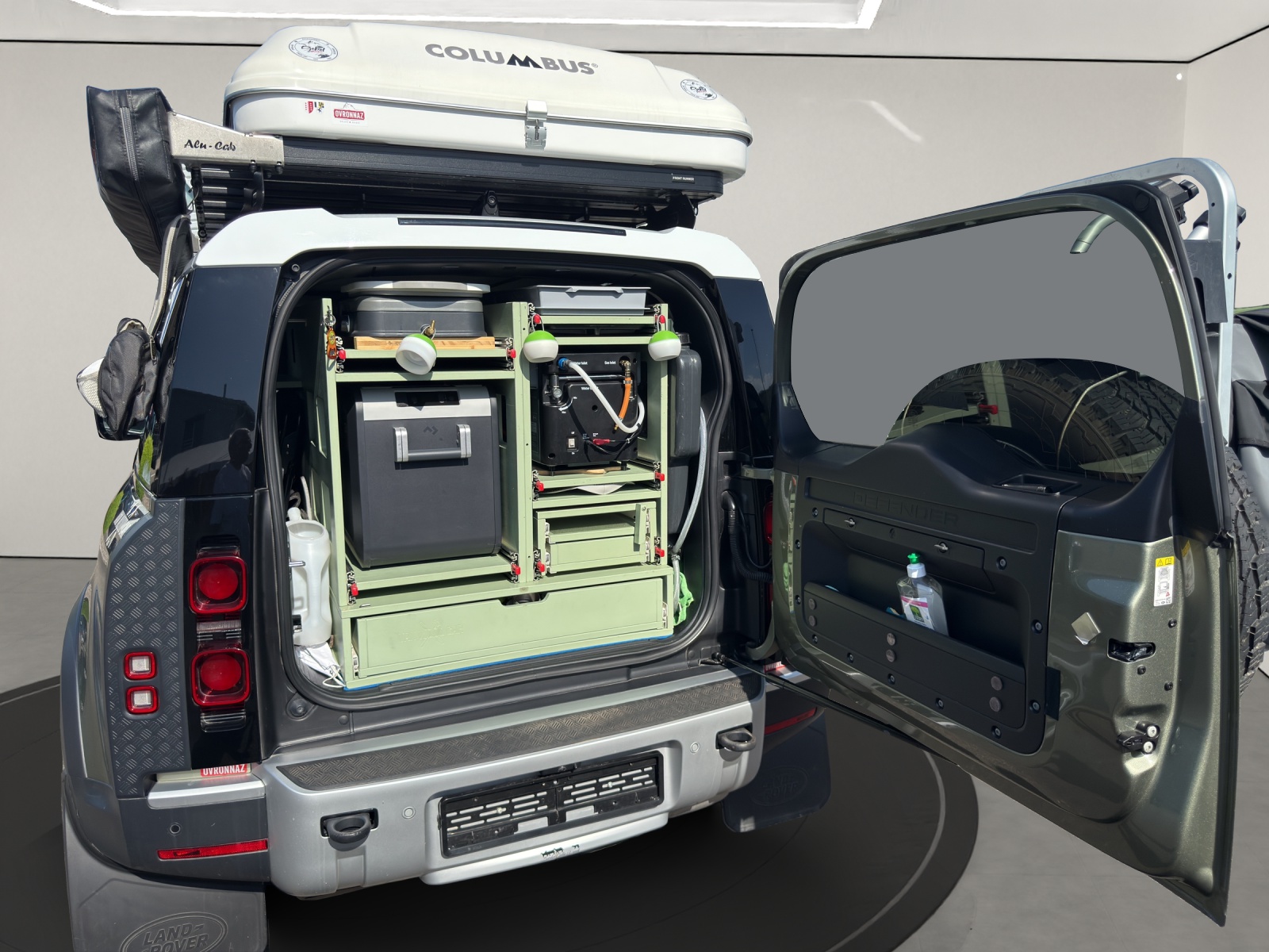 LAND ROVER Defender 90 3.0 D I6 250 First Edition-image-14