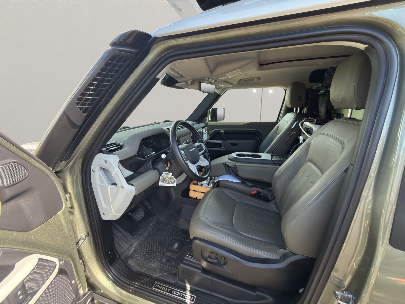 LAND ROVER Defender 90 3.0 D I6 250 First Edition-image-6