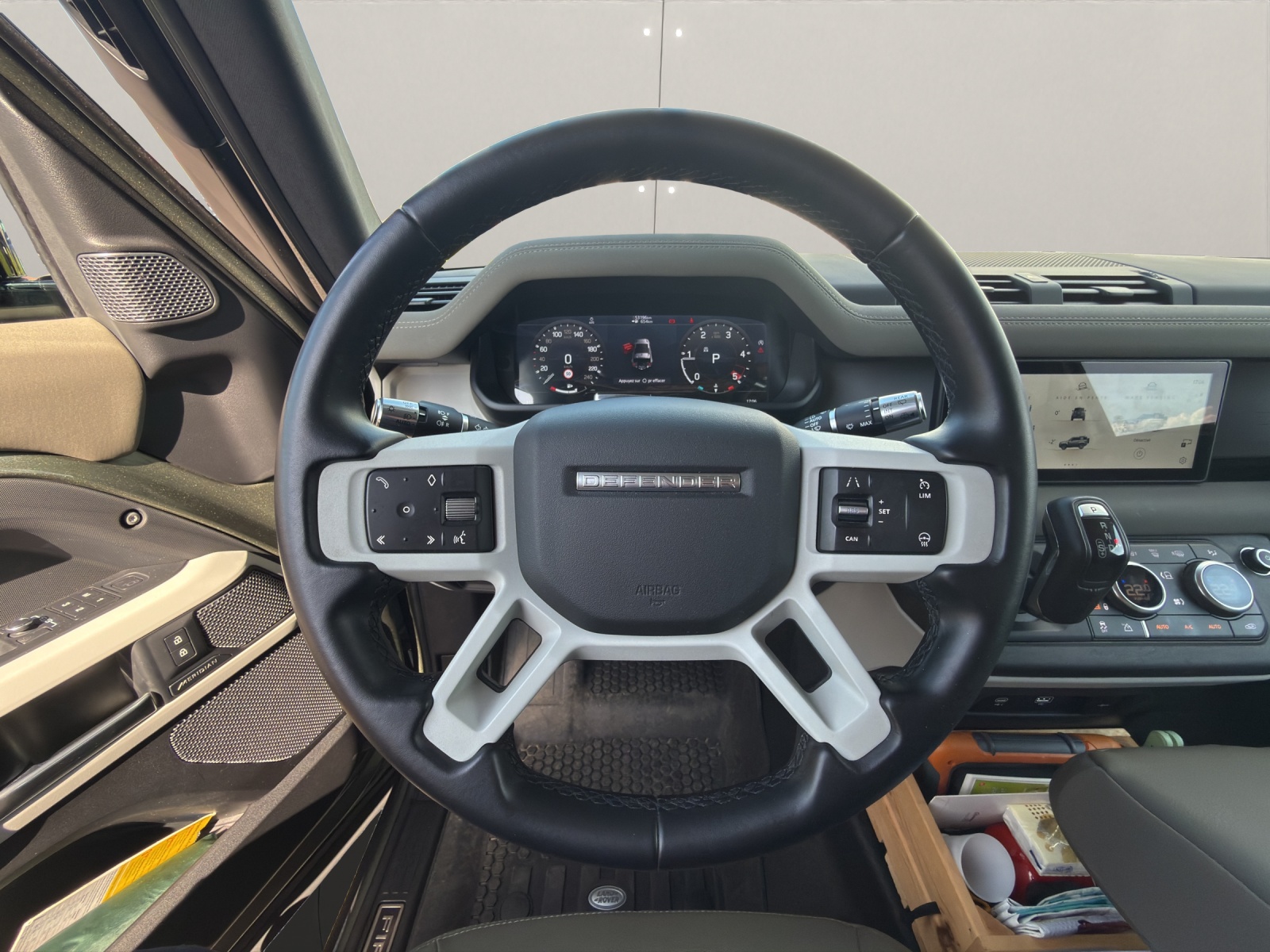 LAND ROVER Defender 90 3.0 D I6 250 First Edition-image-7