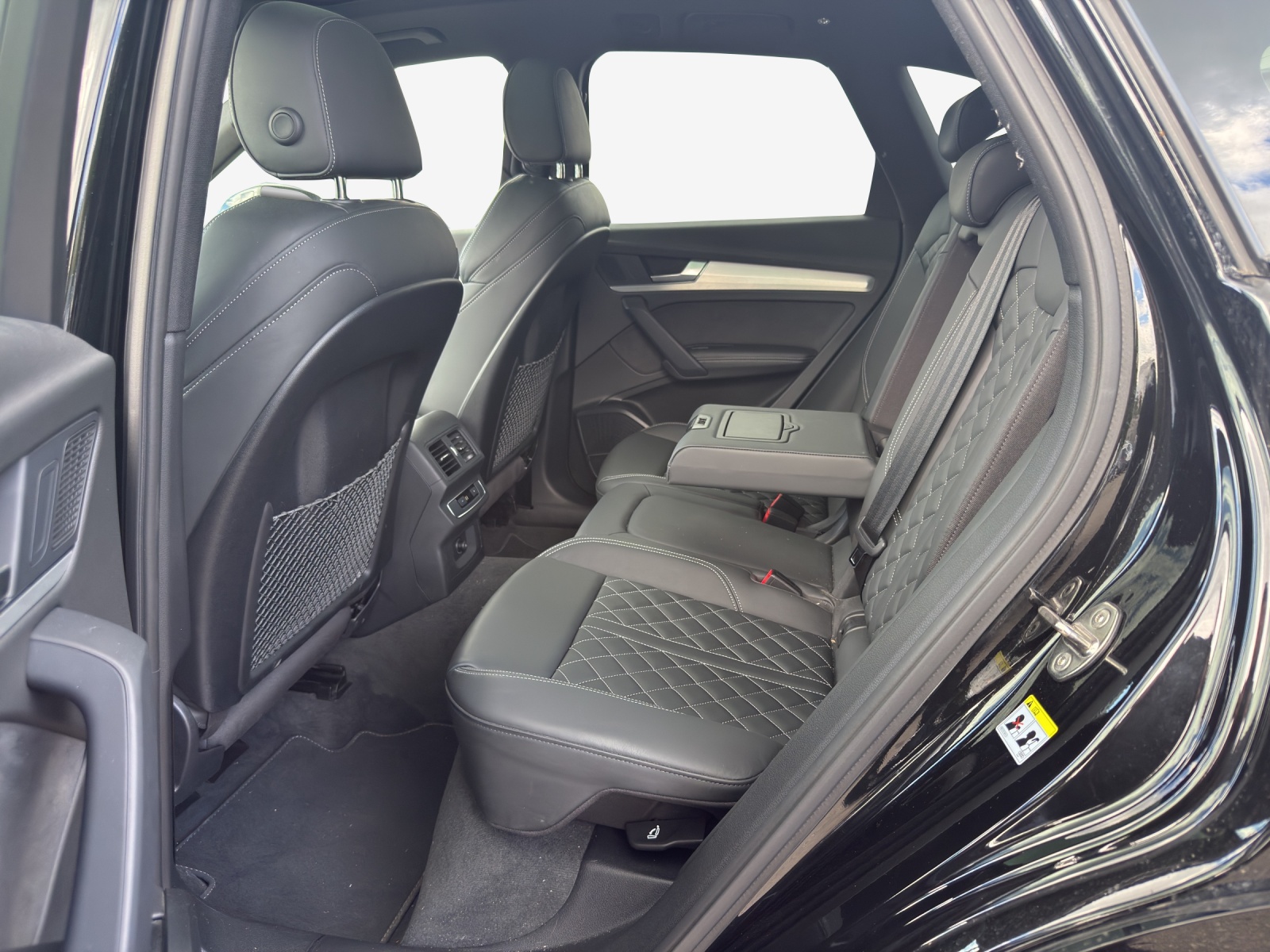 AUDI Q5 40 TDI Black Edition quattro S-tronic-image-11
