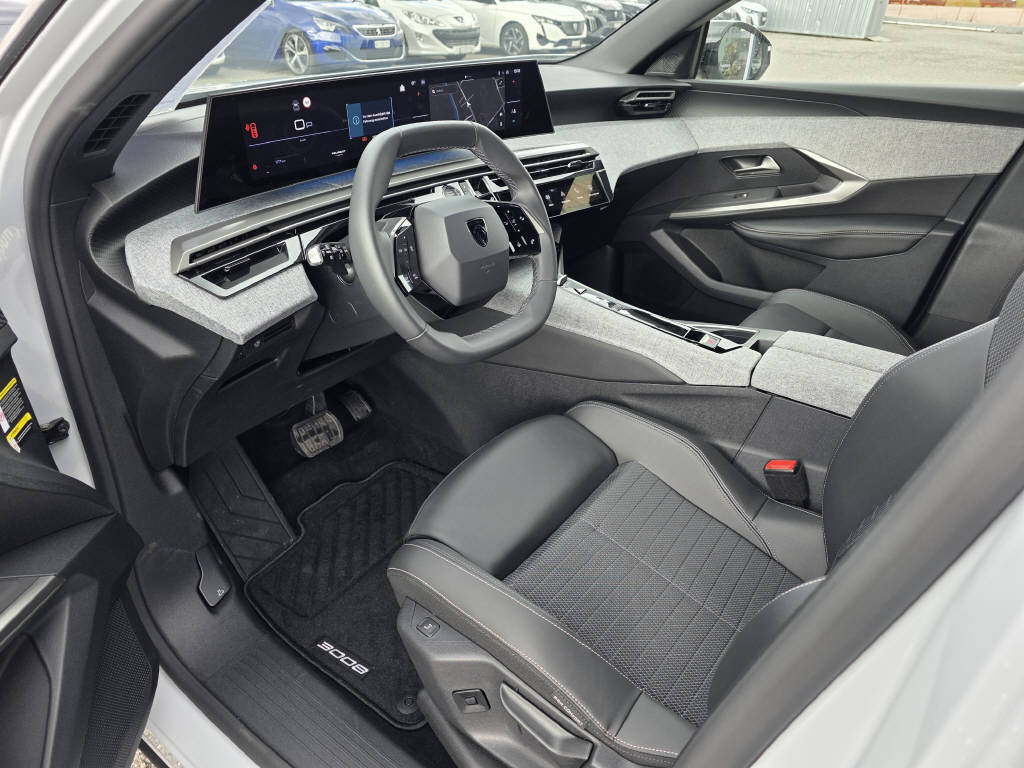PEUGEOT 3008 1.2 Hybrid Allure-image-4