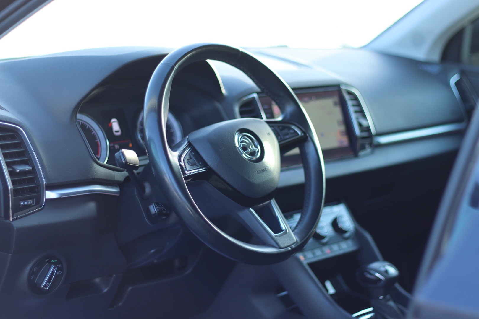 SKODA Karoq 2.0 TDI CR Ambition 4x4 DSG • Expertise • Garantie • Véhicule CH • Crochet d'attelage-image-1