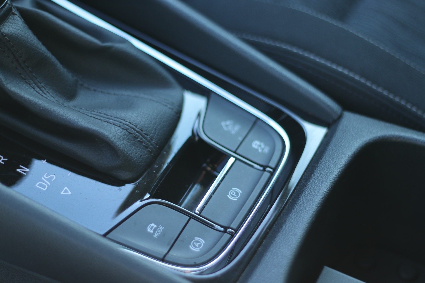 SKODA Karoq 2.0 TDI CR Ambition 4x4 DSG • Expertise • Garantie • Véhicule CH • Crochet d'attelage-image-12