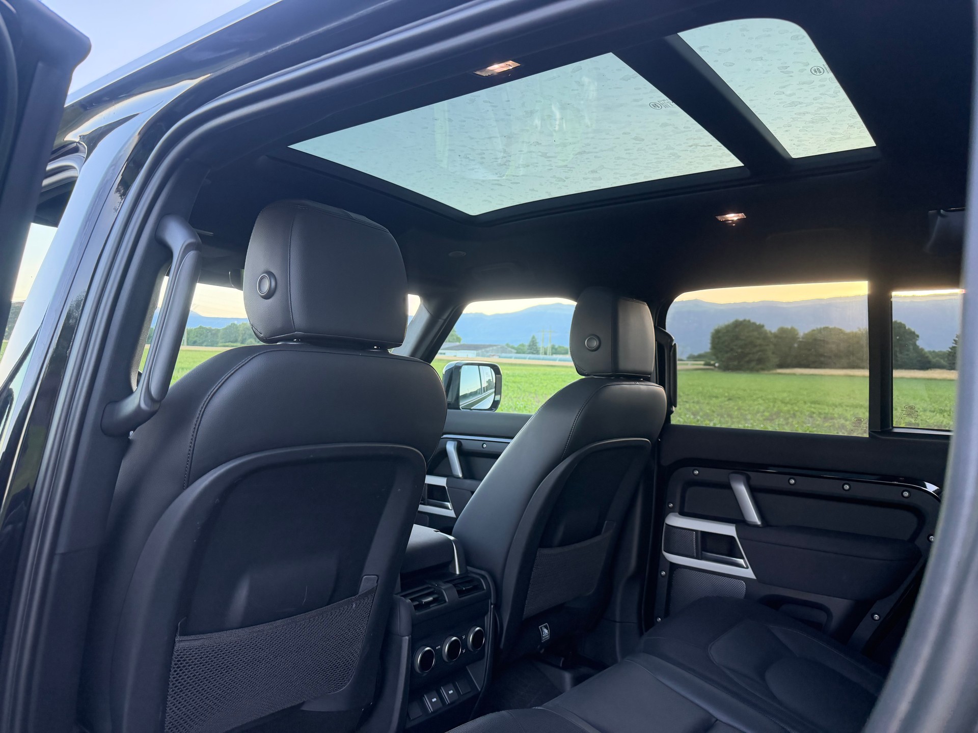 LAND ROVER Defender 110 P300 Si4 X-Dynamic HSE AT8-image-15