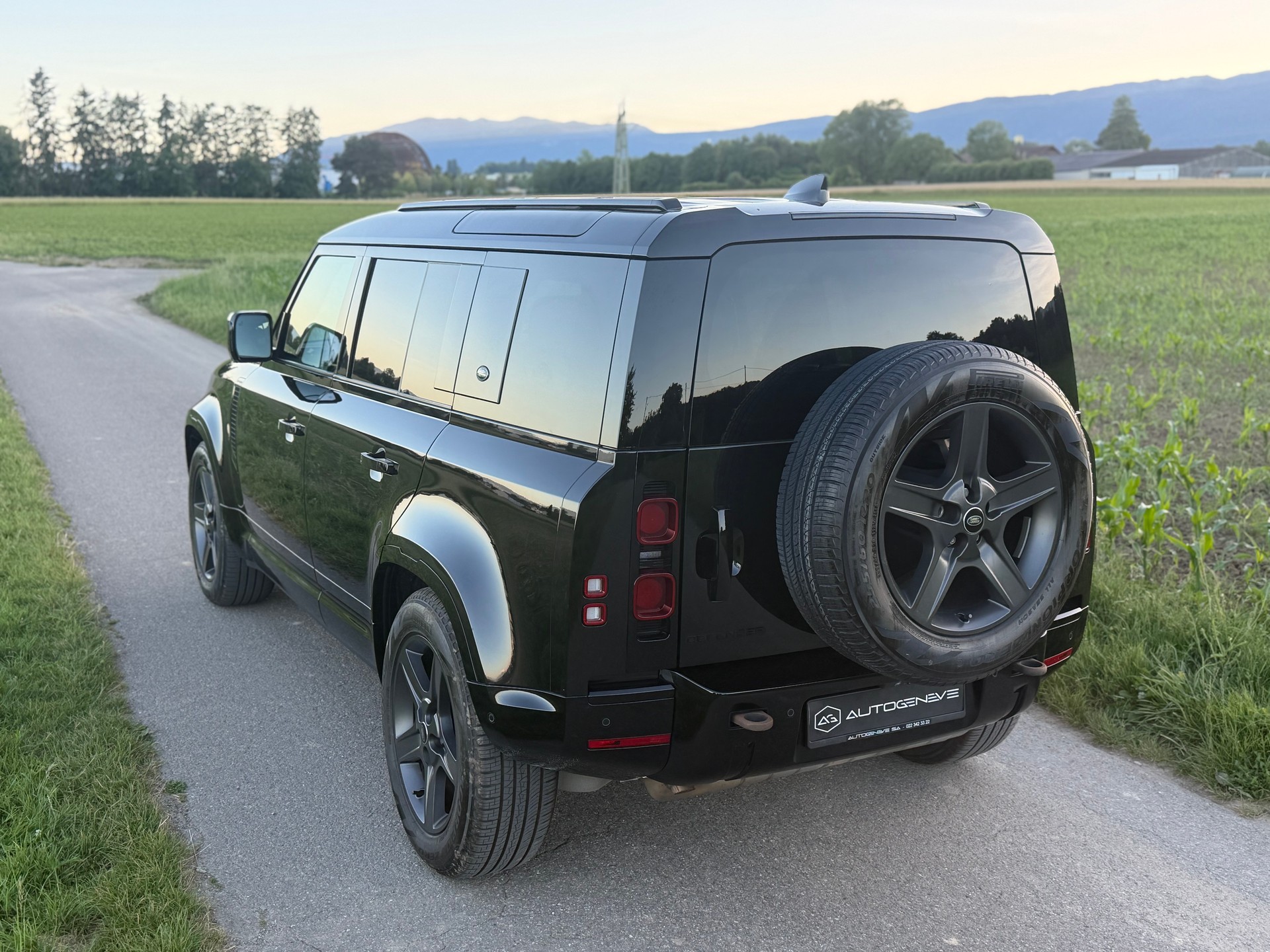LAND ROVER Defender 110 P300 Si4 X-Dynamic HSE AT8-image-9