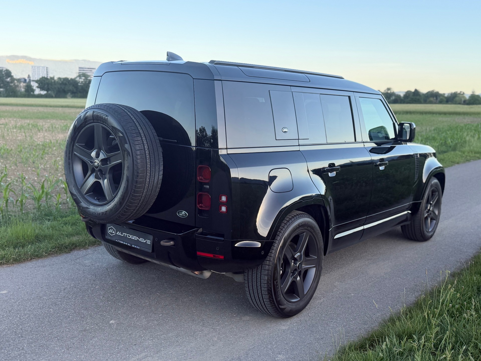 LAND ROVER Defender 110 P300 Si4 X-Dynamic HSE AT8-image-11