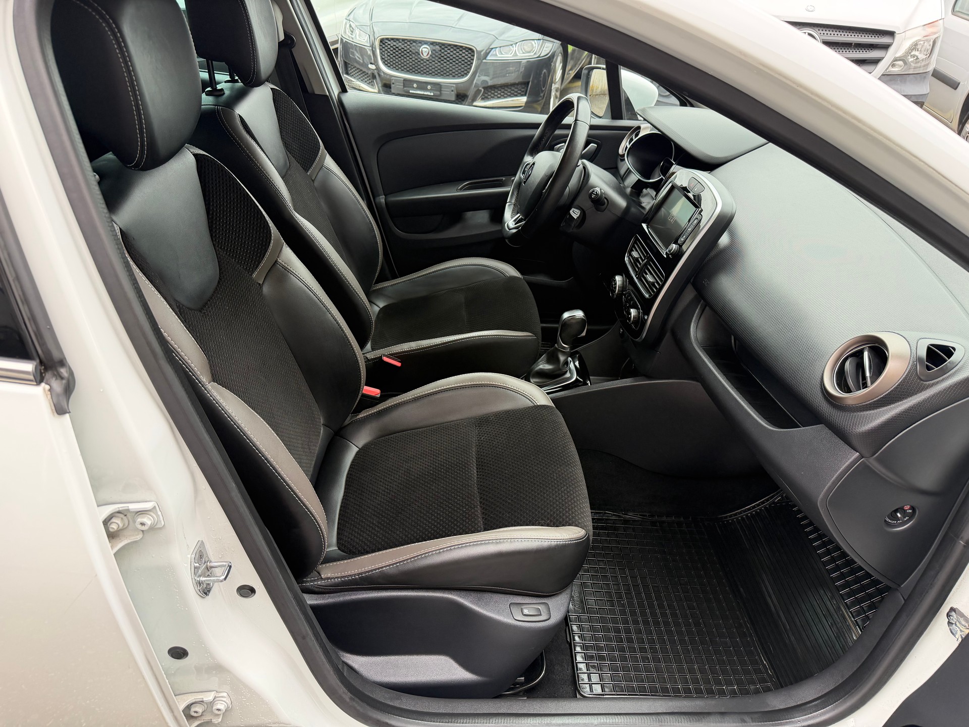 RENAULT Clio 1.2 16V T Swiss Edition EDC-image-12