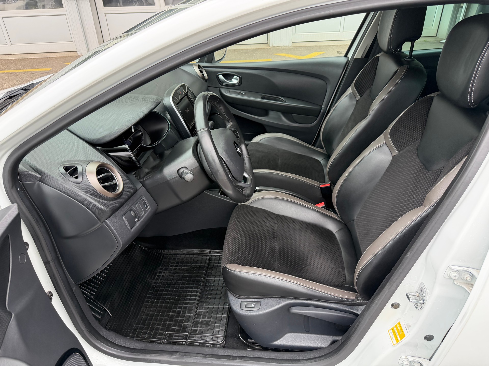 RENAULT Clio 1.2 16V T Swiss Edition EDC-image-7