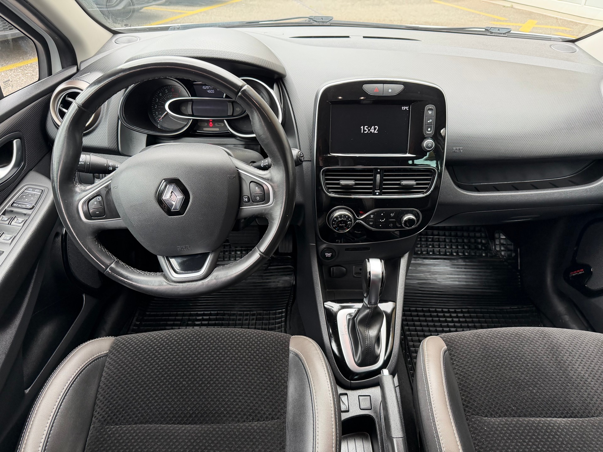 RENAULT Clio 1.2 16V T Swiss Edition EDC-image-8