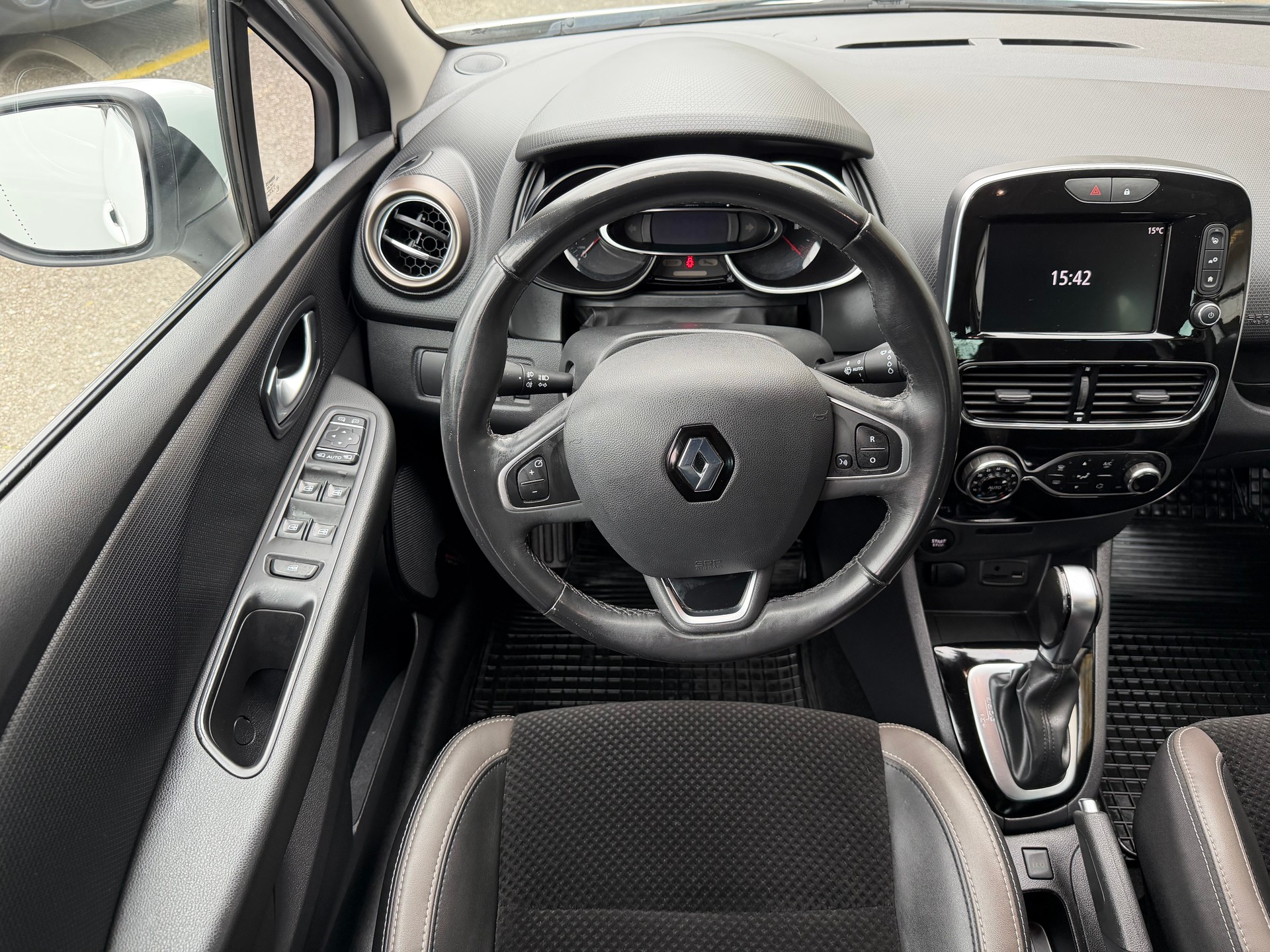 RENAULT Clio 1.2 16V T Swiss Edition EDC-image-9