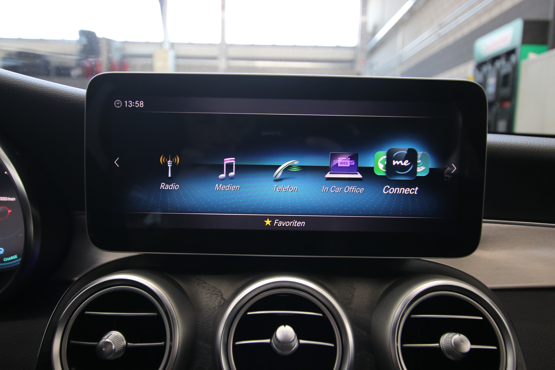 MERCEDES-BENZ C 200 Swiss Star AMG Line 4M 9G-Tronic-image-19