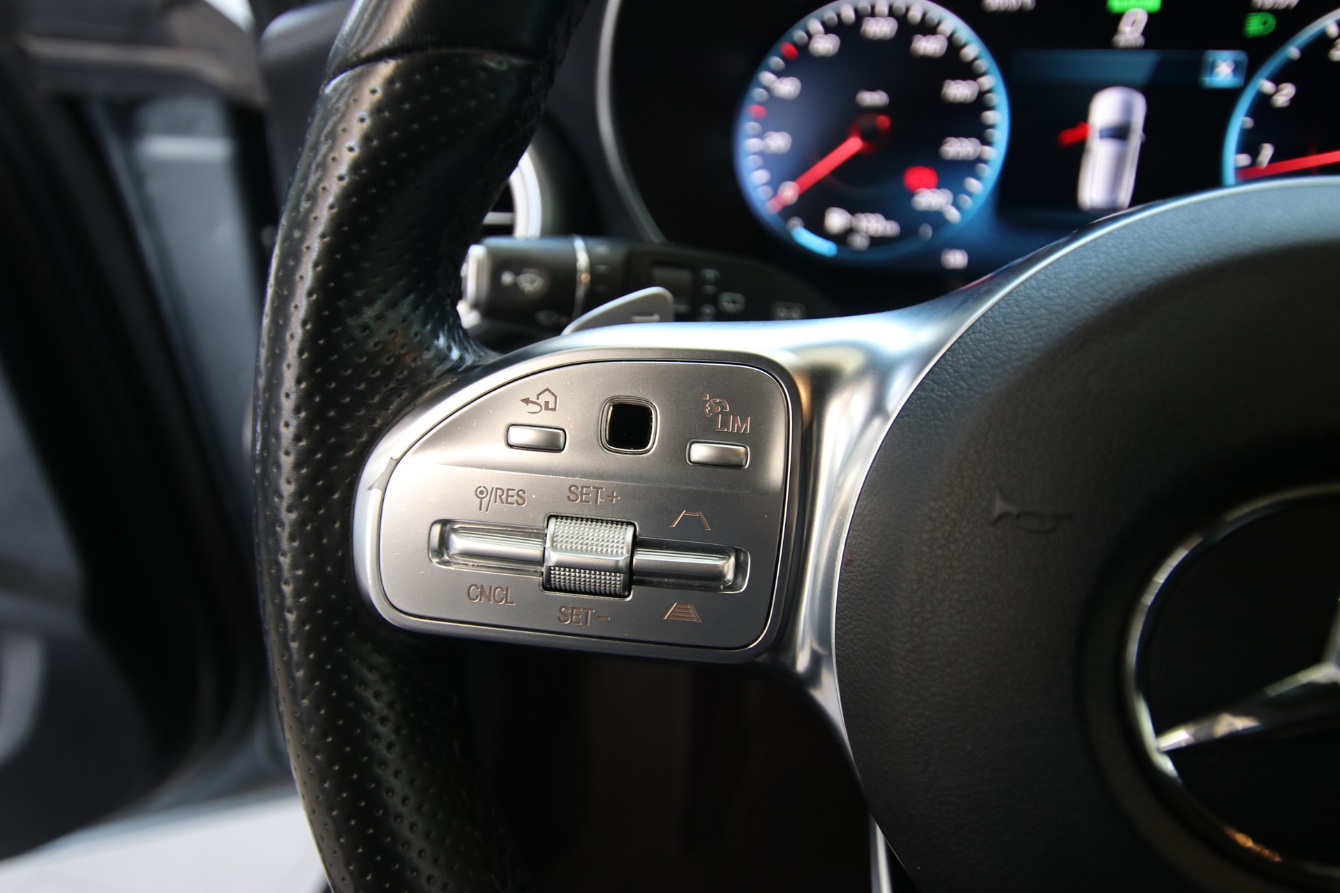 MERCEDES-BENZ C 200 Swiss Star AMG Line 4M 9G-Tronic-image-23