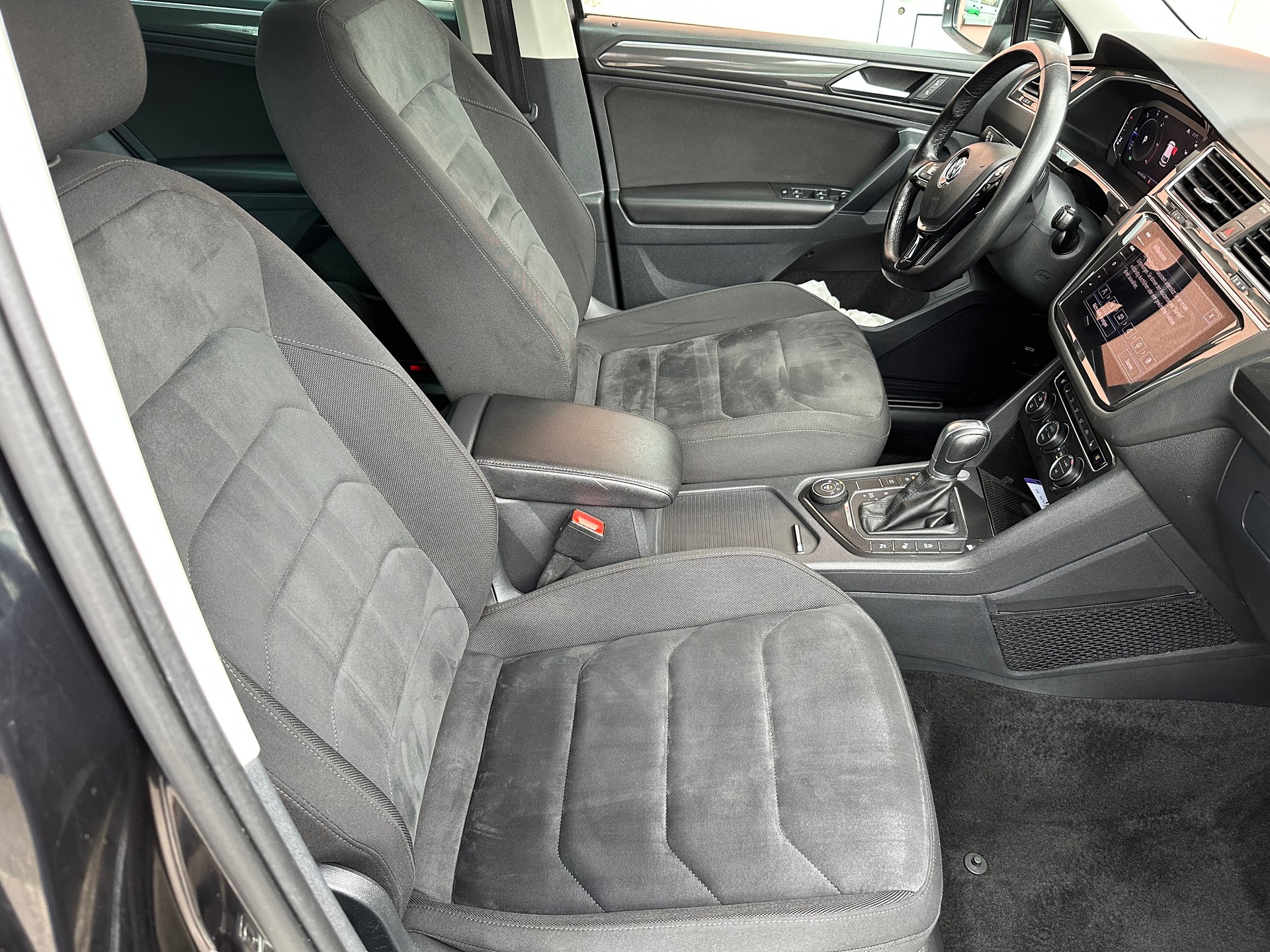 VW Tiguan 2.0 TDI SCR Highline 4Motion DSG-image-9