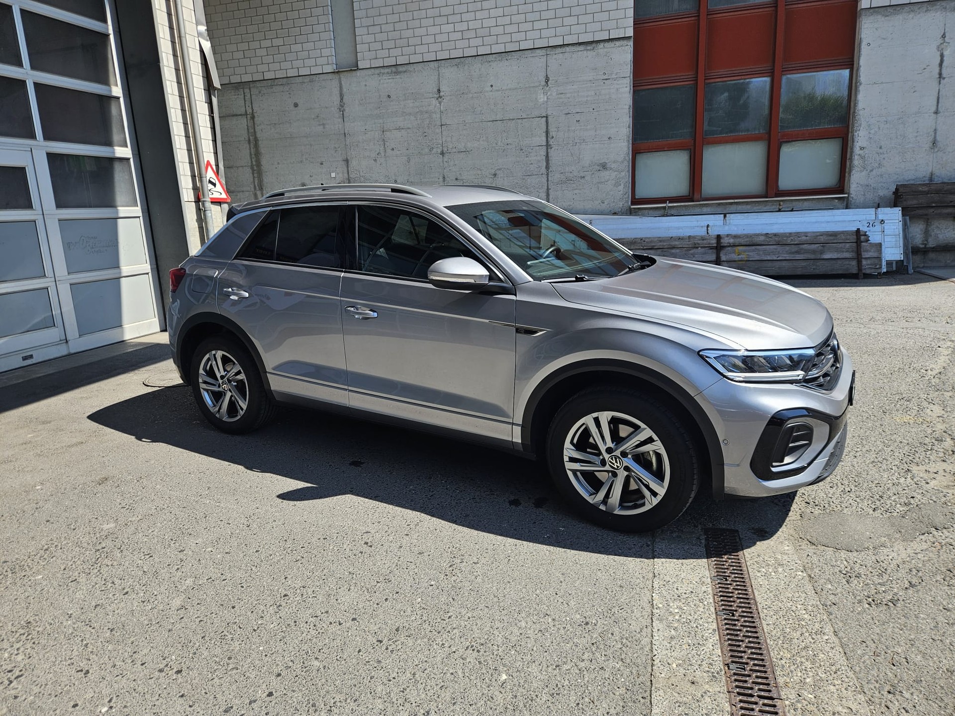VW T-Roc 2.0 TSI R-Line DSG 4Motion-image-2
