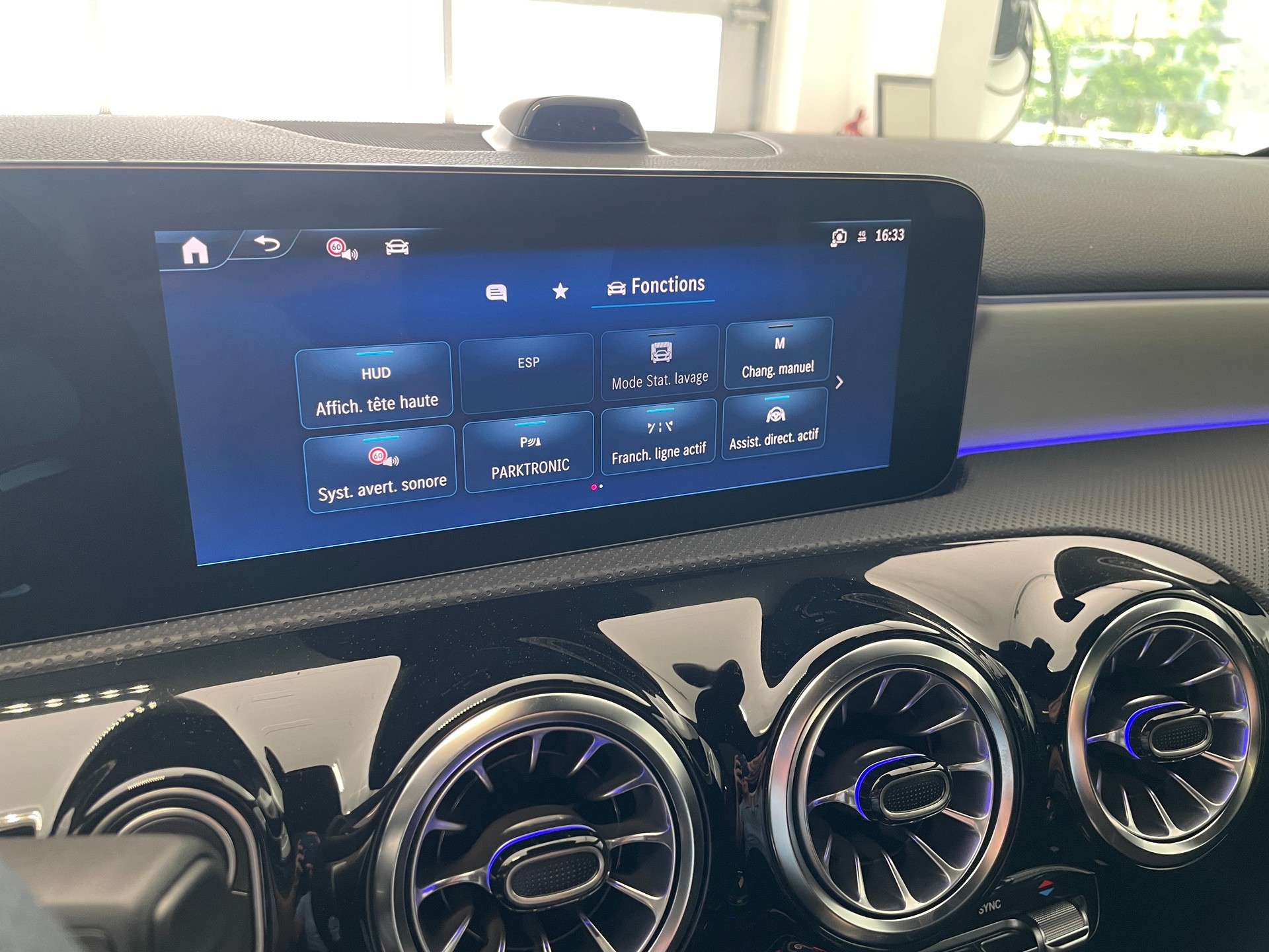 MERCEDES-BENZ A 250 4Matic 8G-DCT AMG Line-image-15