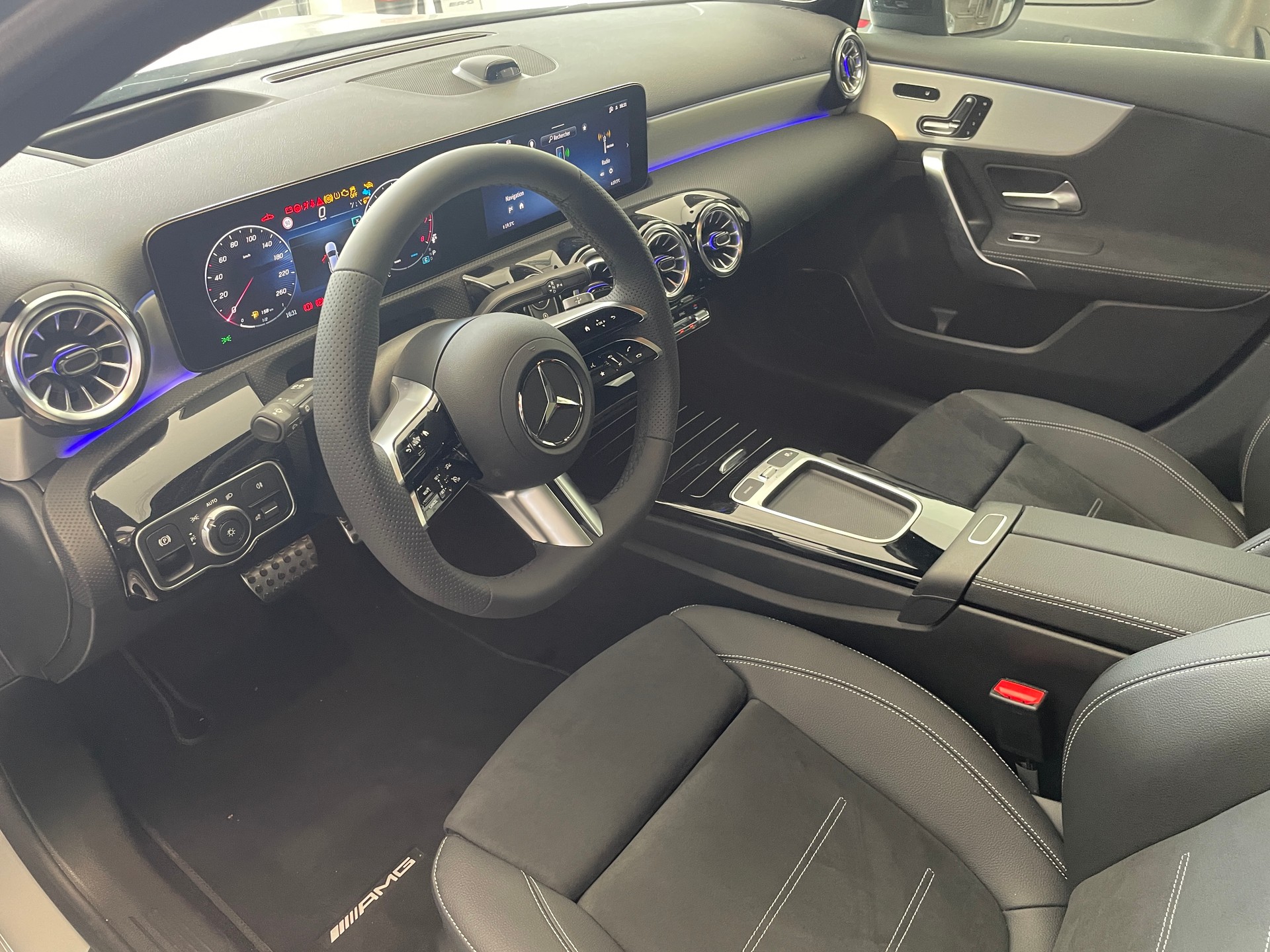 MERCEDES-BENZ A 250 4Matic 8G-DCT AMG Line-image-5