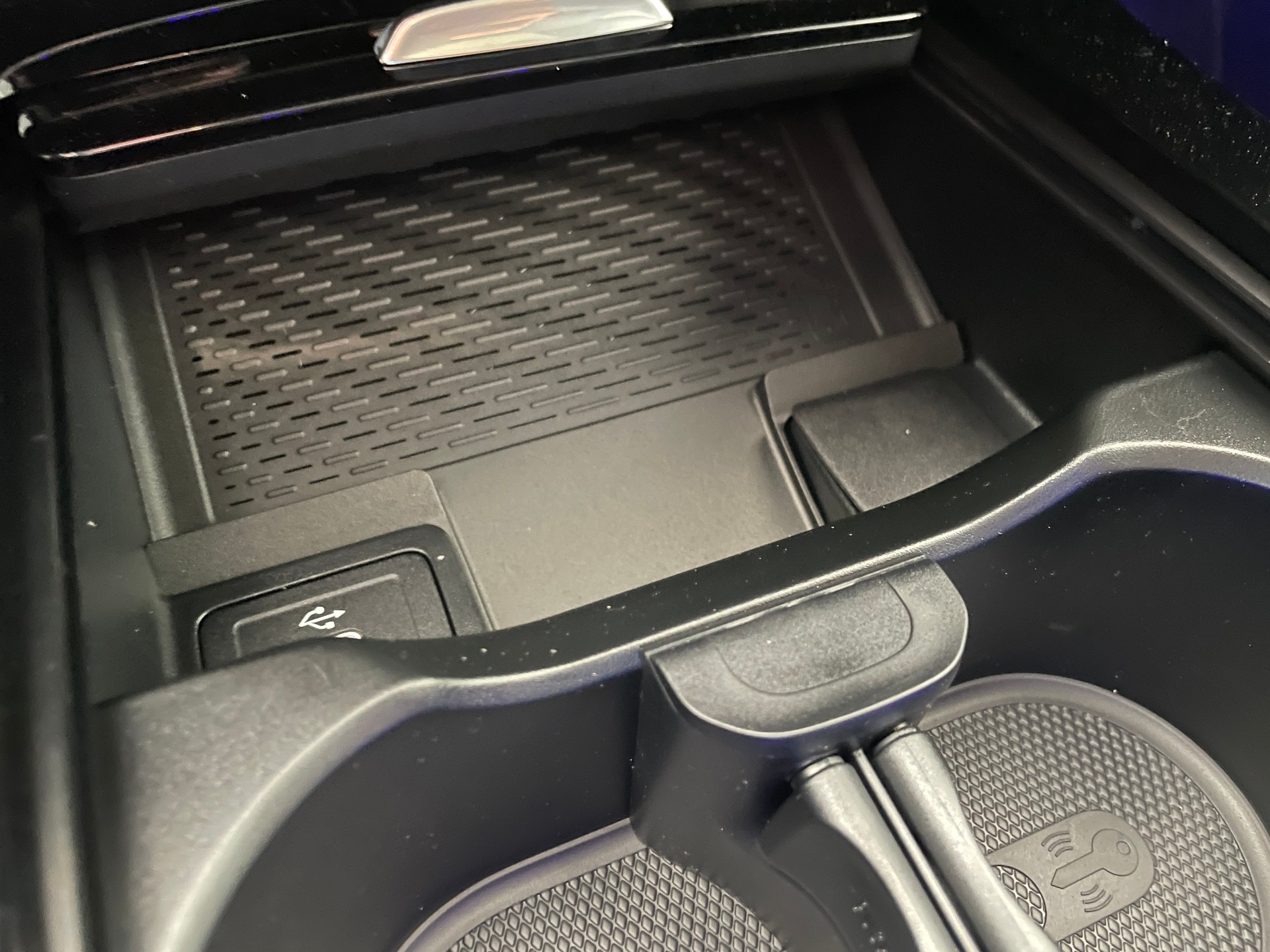 MERCEDES-BENZ A 250 4Matic 8G-DCT AMG Line-image-13
