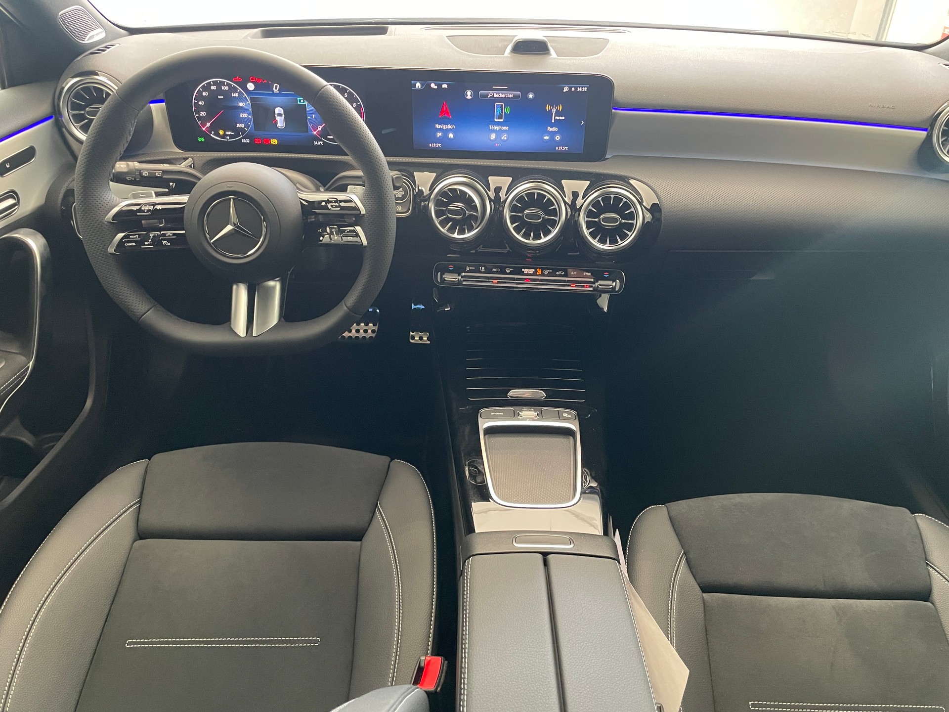 MERCEDES-BENZ A 250 4Matic 8G-DCT AMG Line-image-7