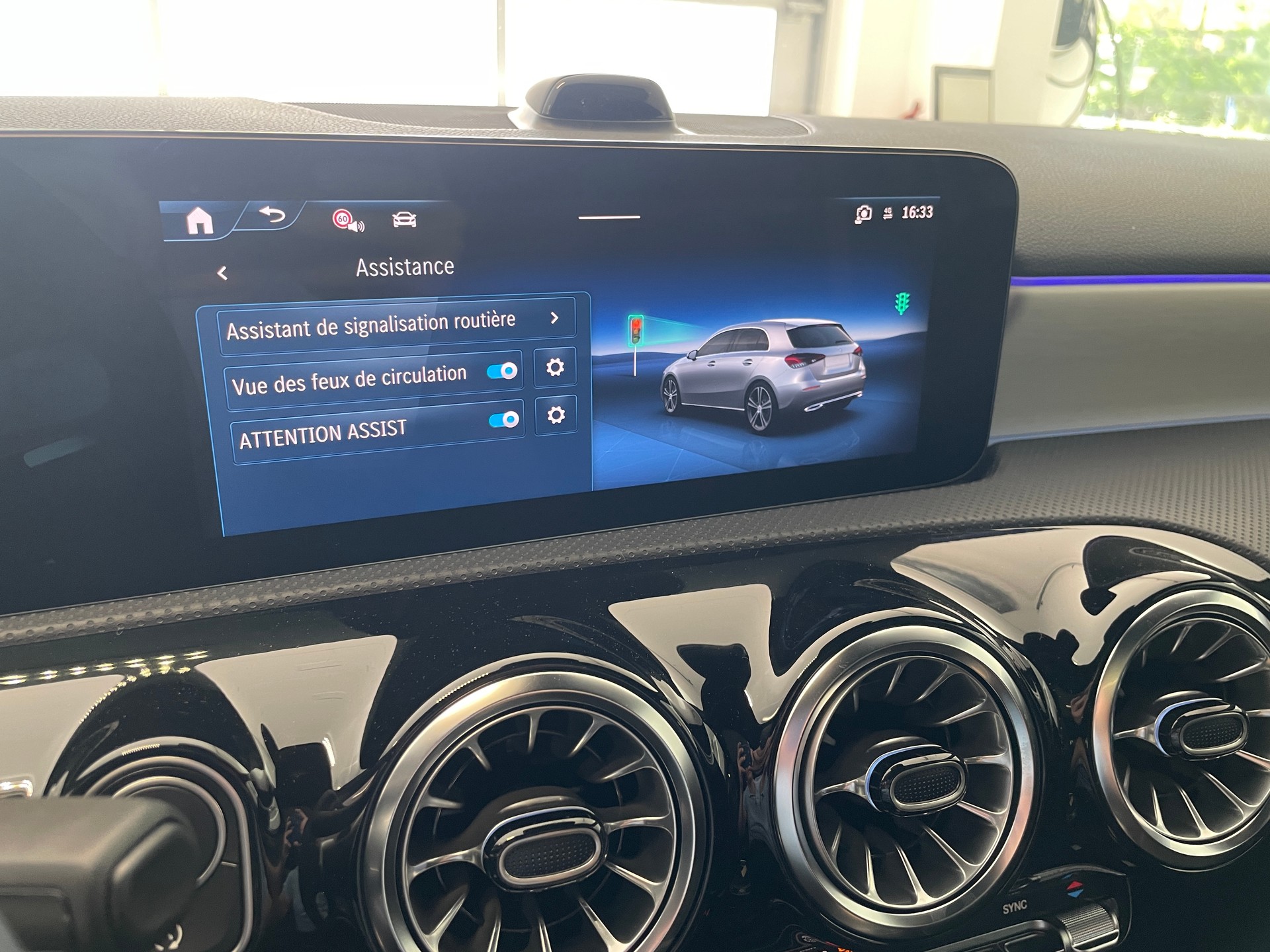MERCEDES-BENZ A 250 4Matic 8G-DCT AMG Line-image-18
