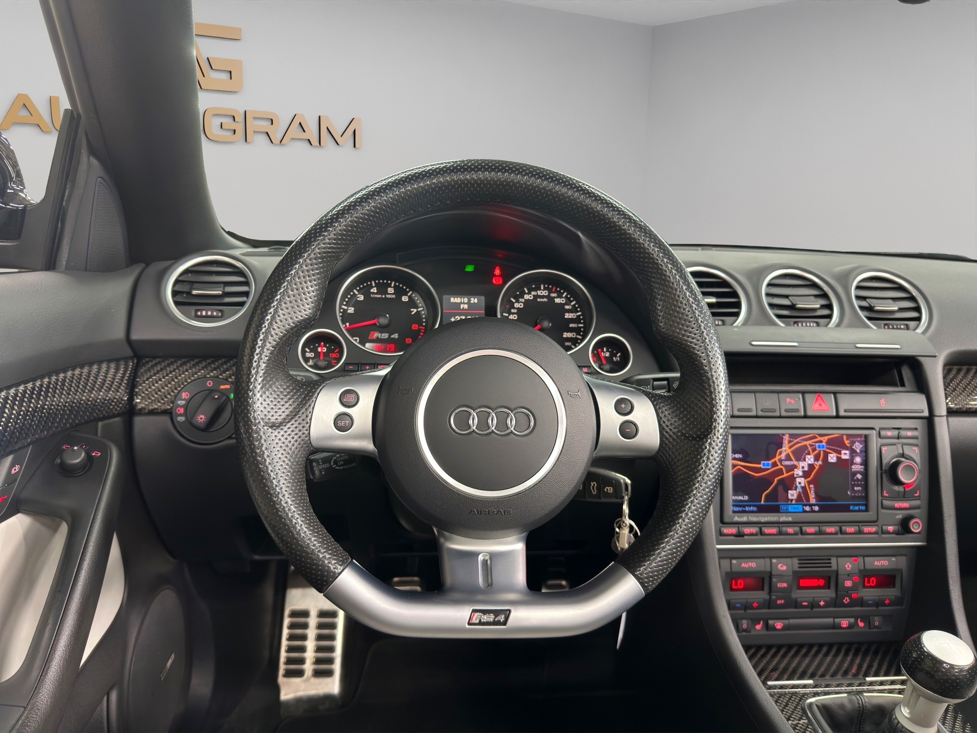 AUDI RS4 Cabriolet 4.2 V8 quattro-image-17