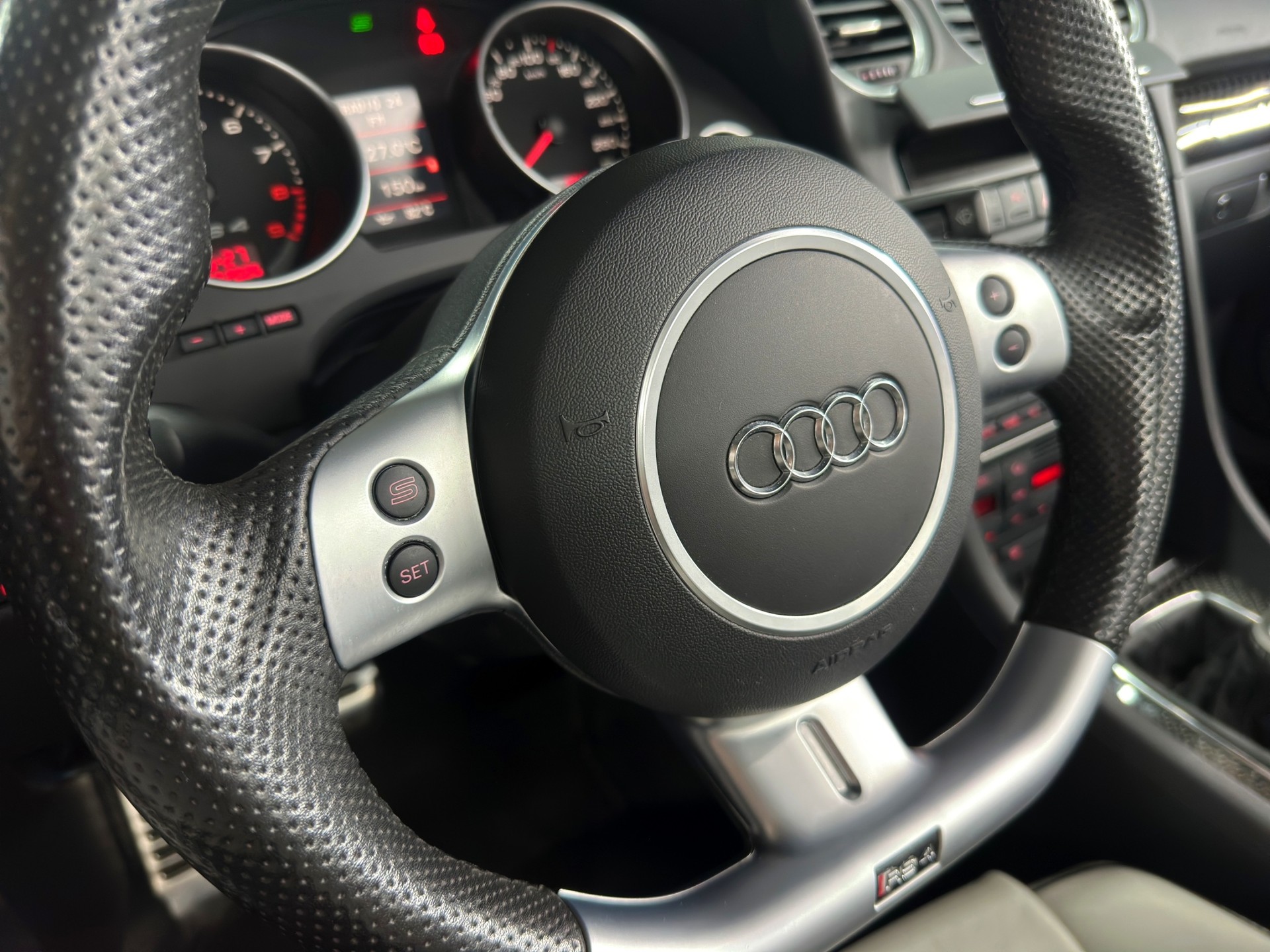 AUDI RS4 Cabriolet 4.2 V8 quattro-image-24