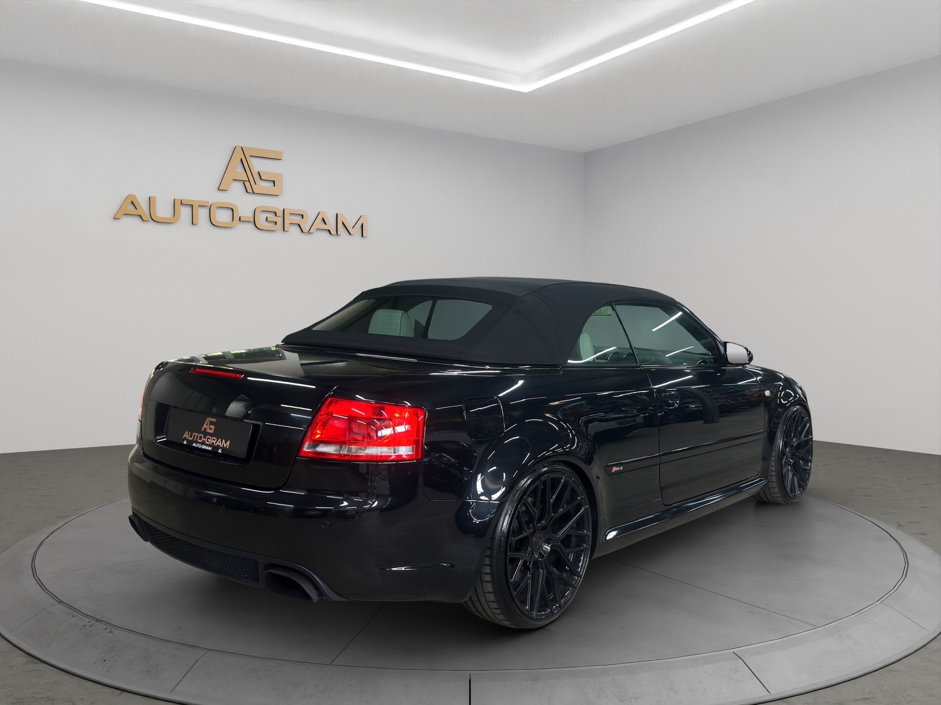 AUDI RS4 Cabriolet 4.2 V8 quattro-image-4