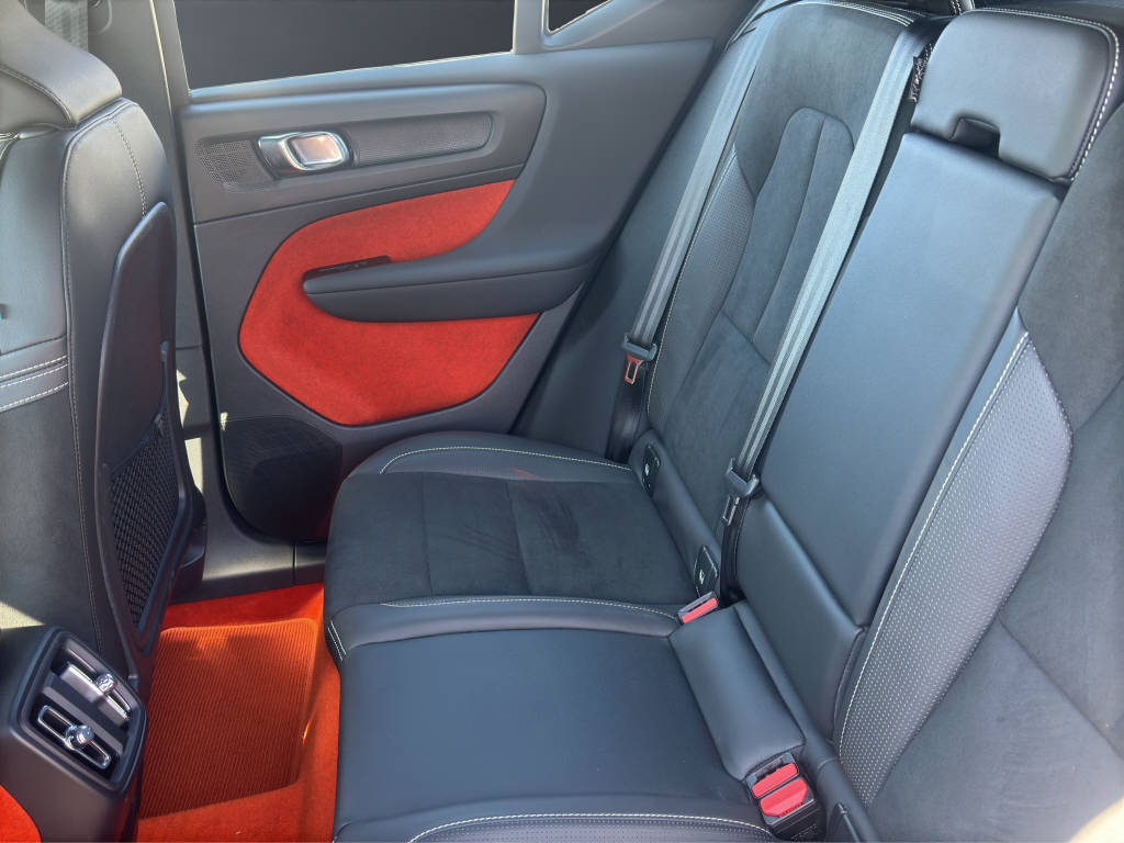 VOLVO XC40 P8 Twin R-Design AWD-image-9