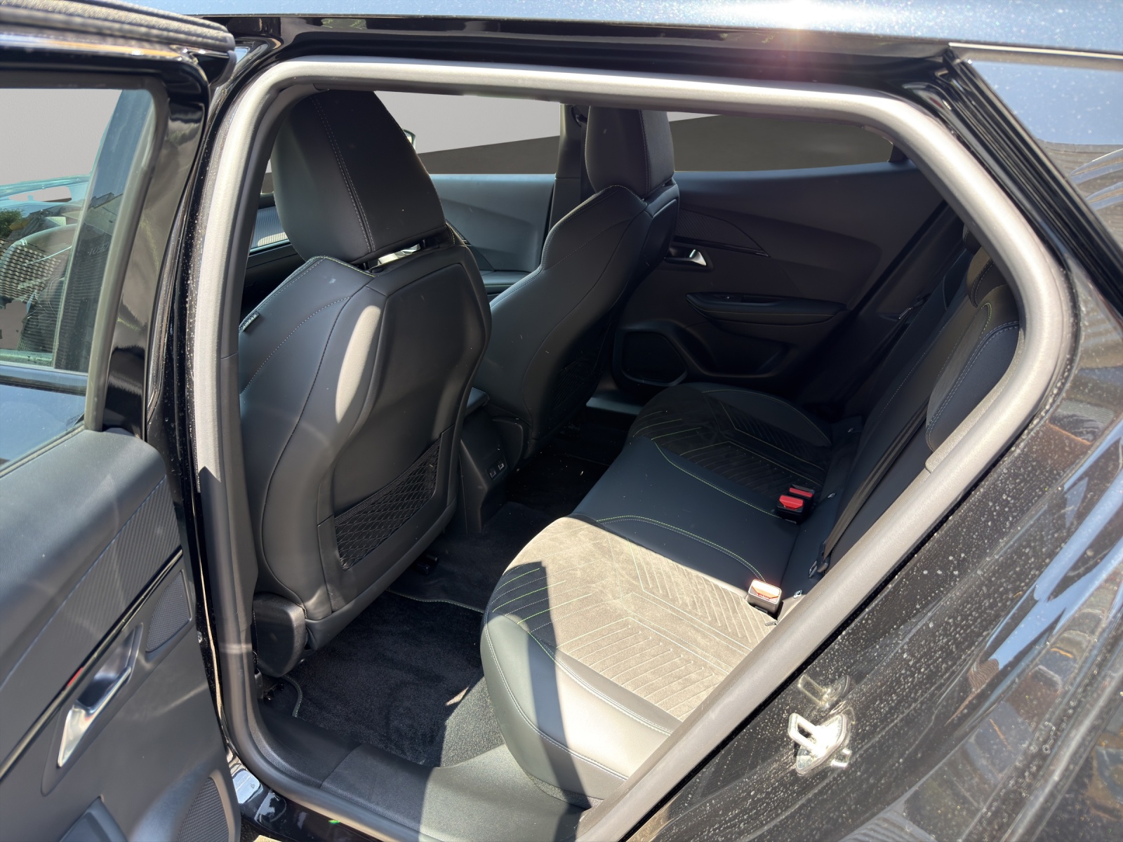 PEUGEOT 2008 1.2 Hybrid 145 GT-image-4