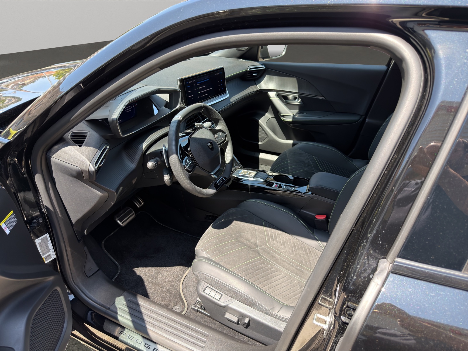 PEUGEOT 2008 1.2 Hybrid 145 GT-image-3