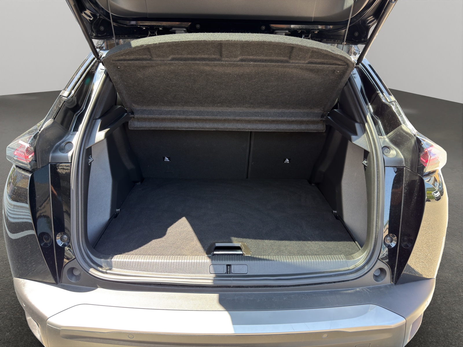 PEUGEOT 2008 1.2 Hybrid 145 GT-image-5