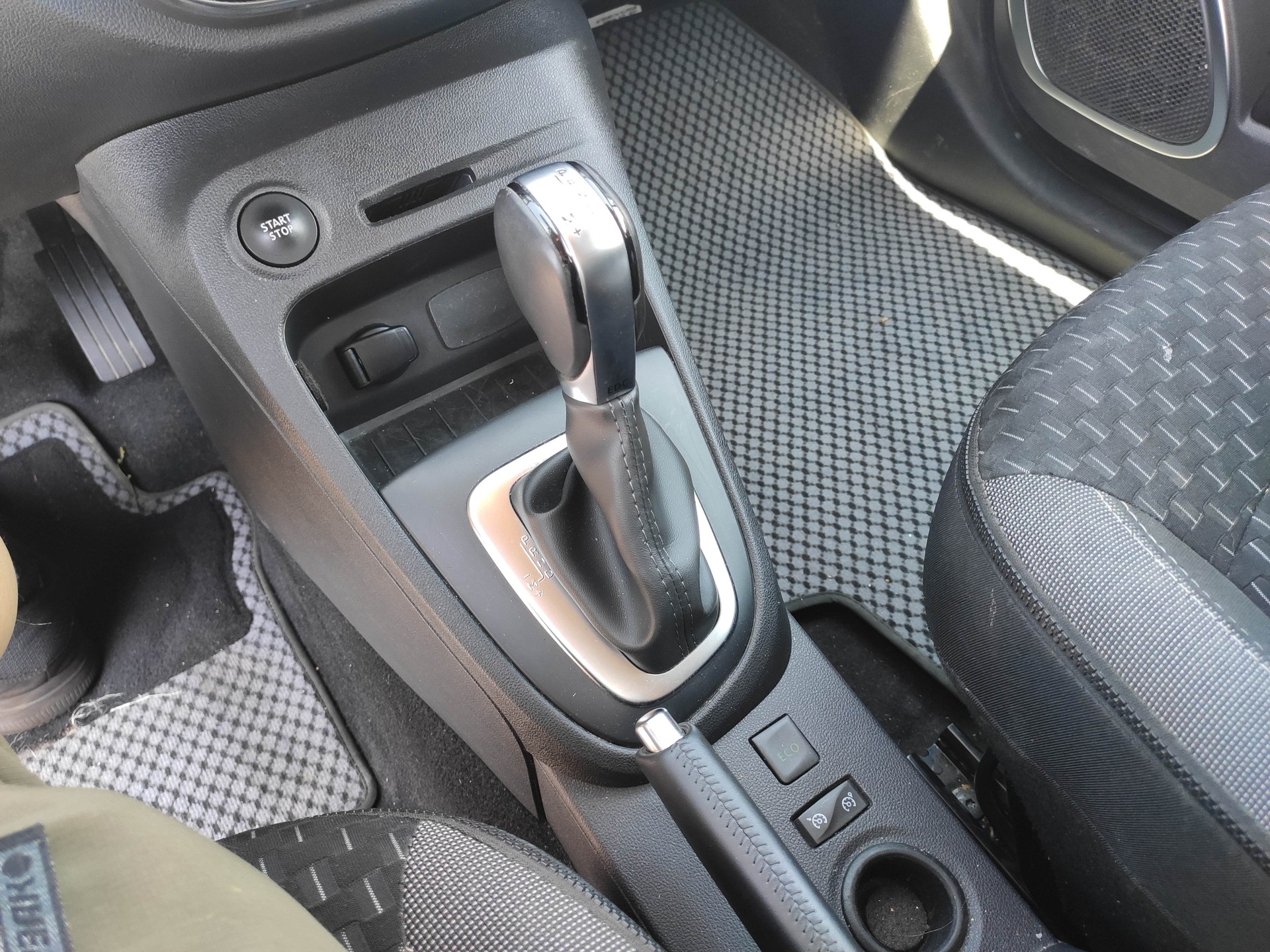 RENAULT Captur 1.2 T 16V Intens EDC-image-12