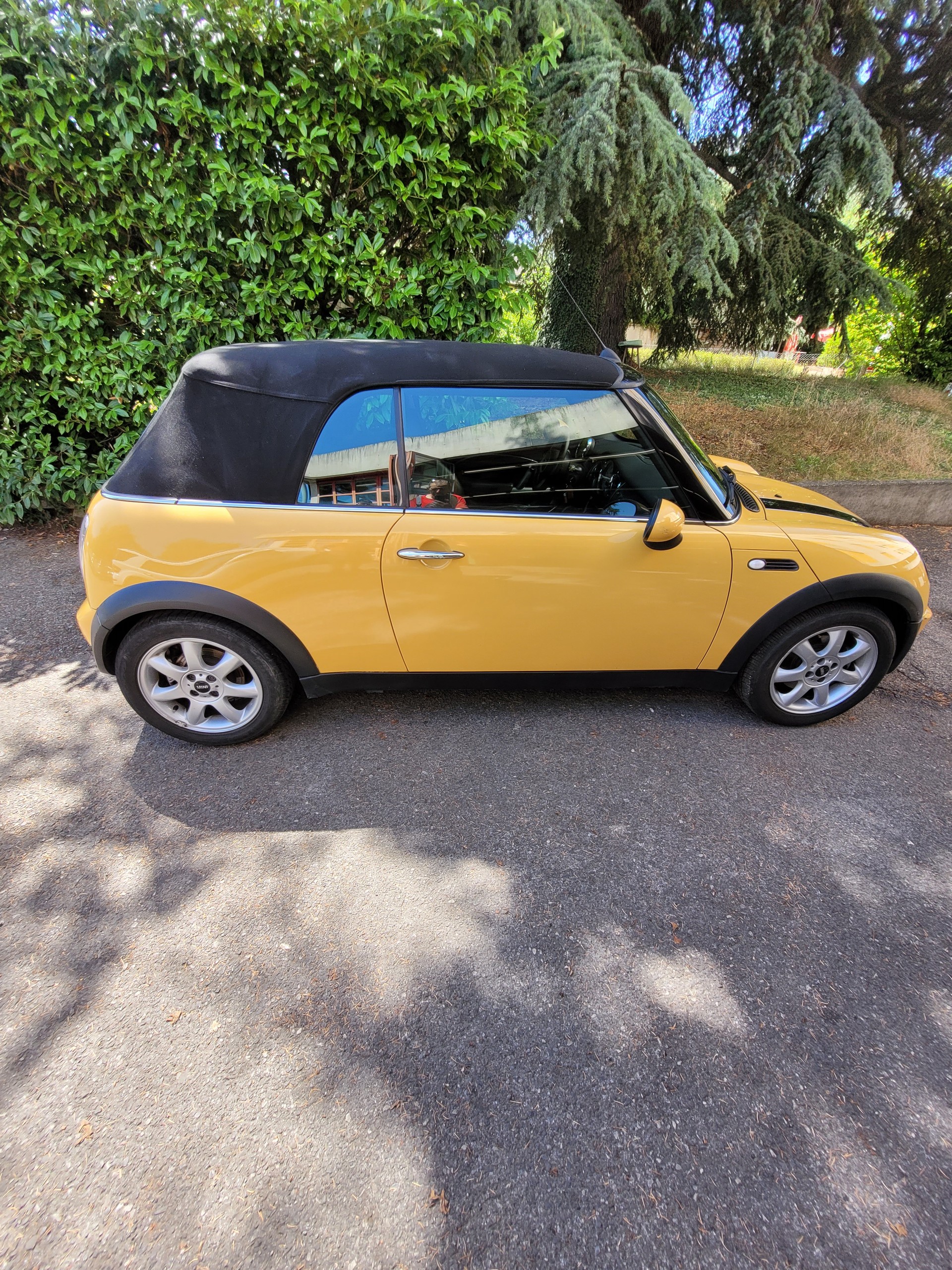 MINI Cooper Cabriolet-image-2