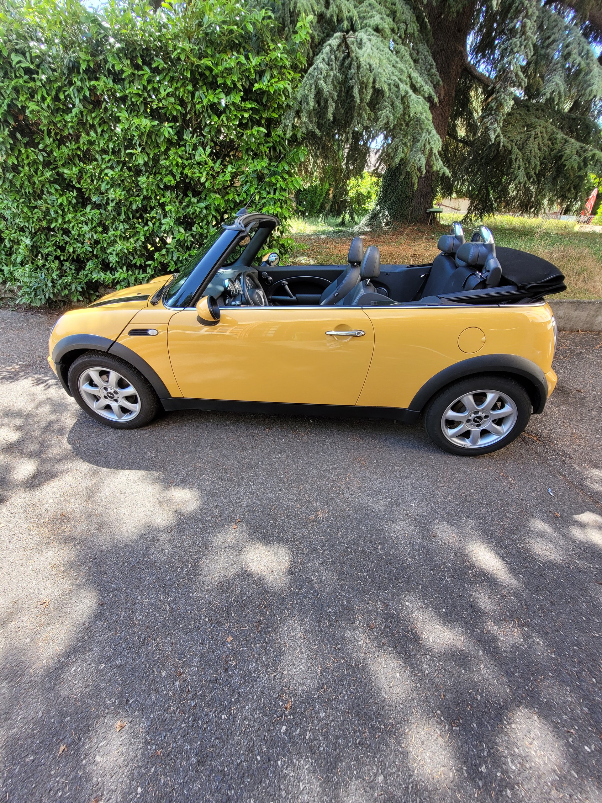 MINI Cooper Cabriolet-image-0