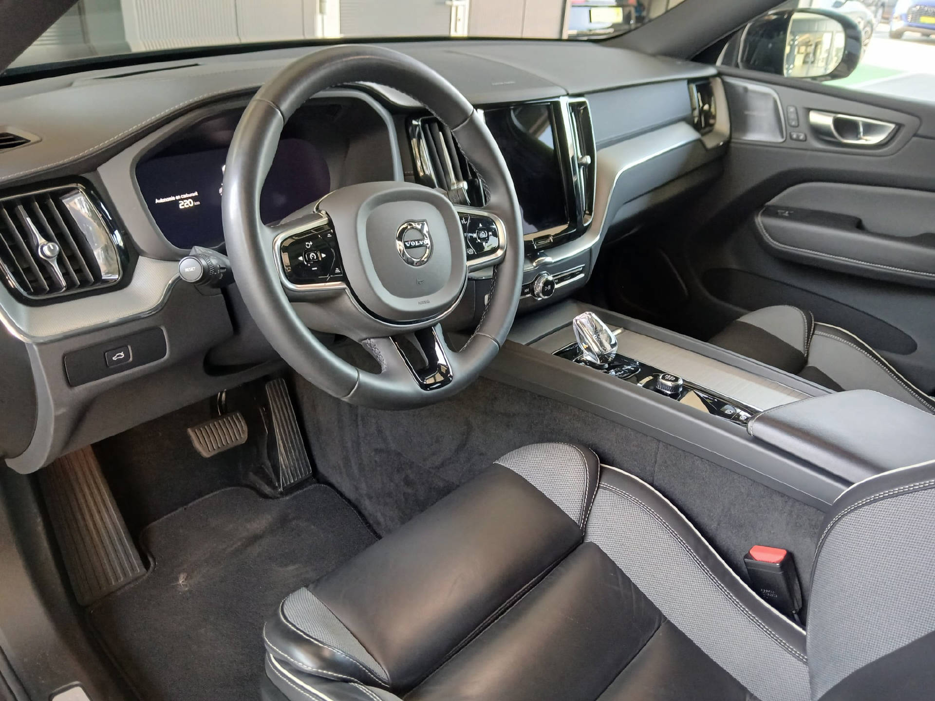 VOLVO XC60 2.0 B5 MH Ultimate Dark AWD-image-5