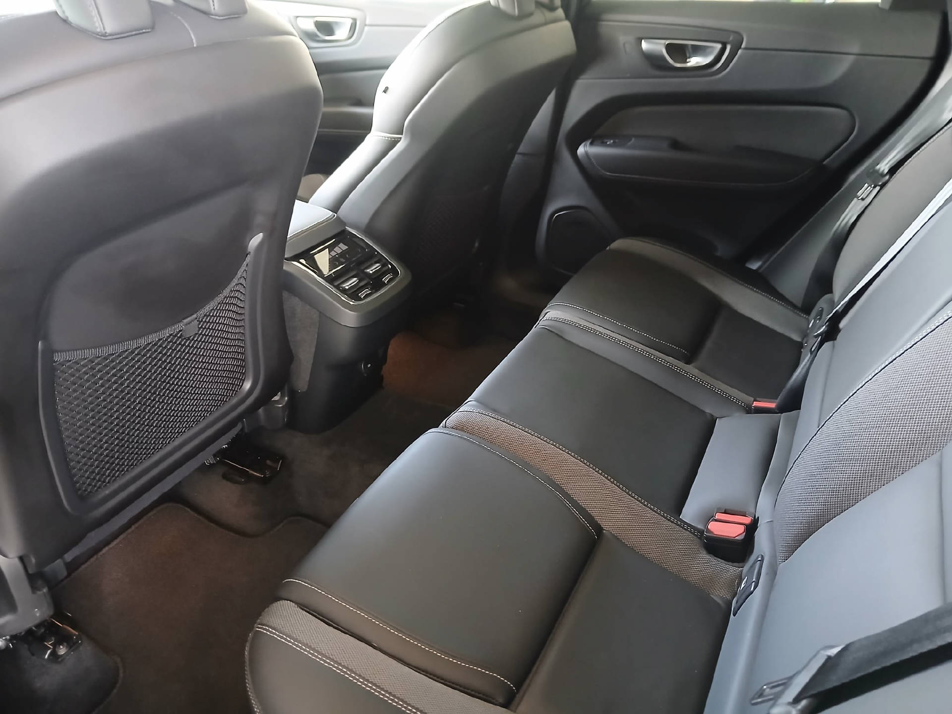 VOLVO XC60 2.0 B5 MH Ultimate Dark AWD-image-7