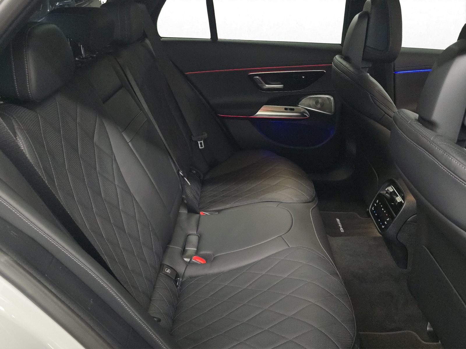 MERCEDES-BENZ E 450 d AMG Line 4Matic T-Modell-image-13