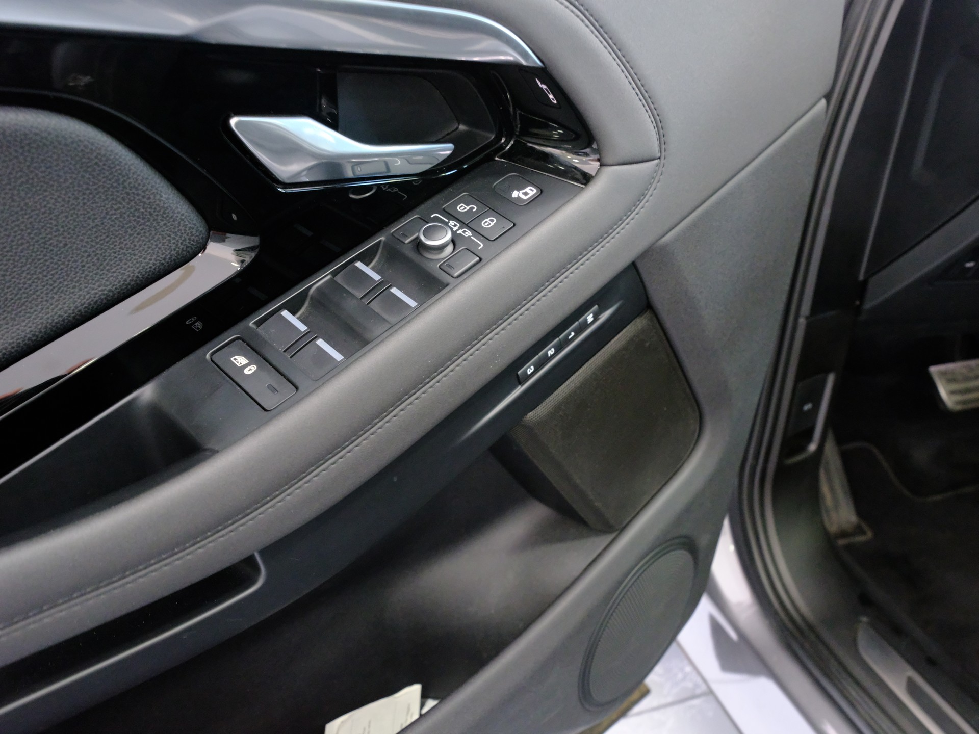 LAND ROVER Range Rover Evoque R-Dynamic P 250 SE AT9-image-17