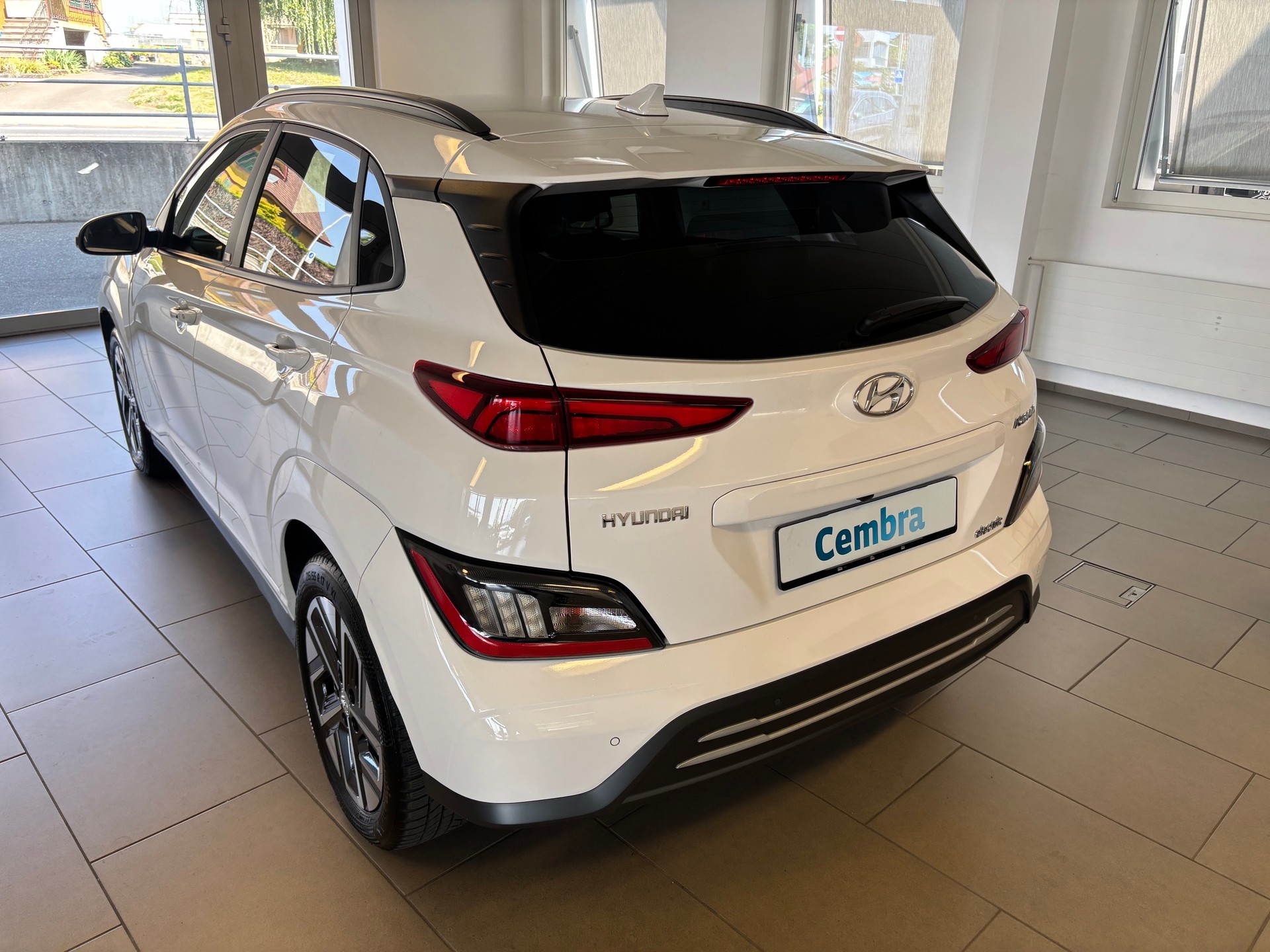 HYUNDAI Kona EV Amplia 64kWh-image-3