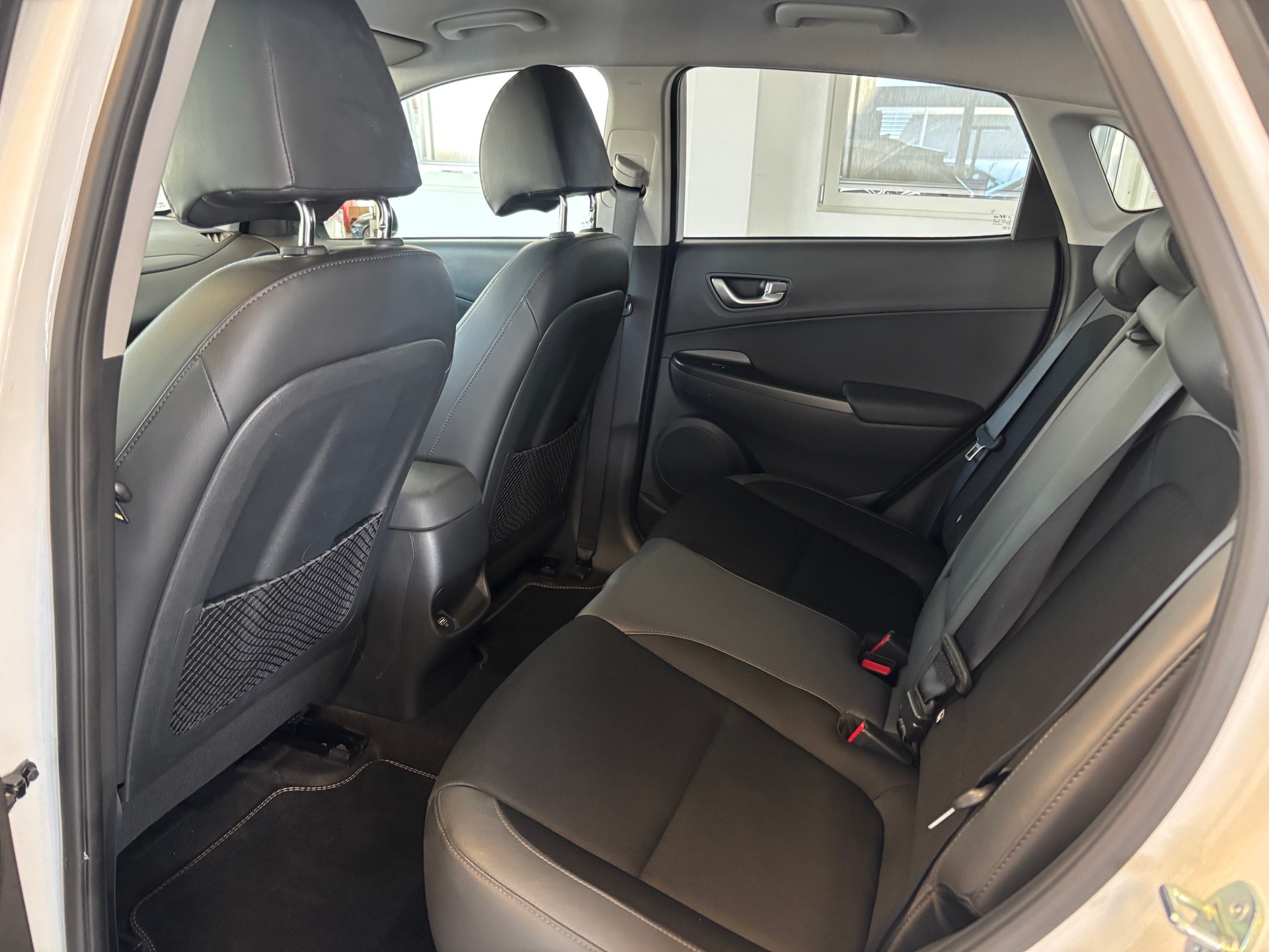 HYUNDAI Kona EV Amplia 64kWh-image-12