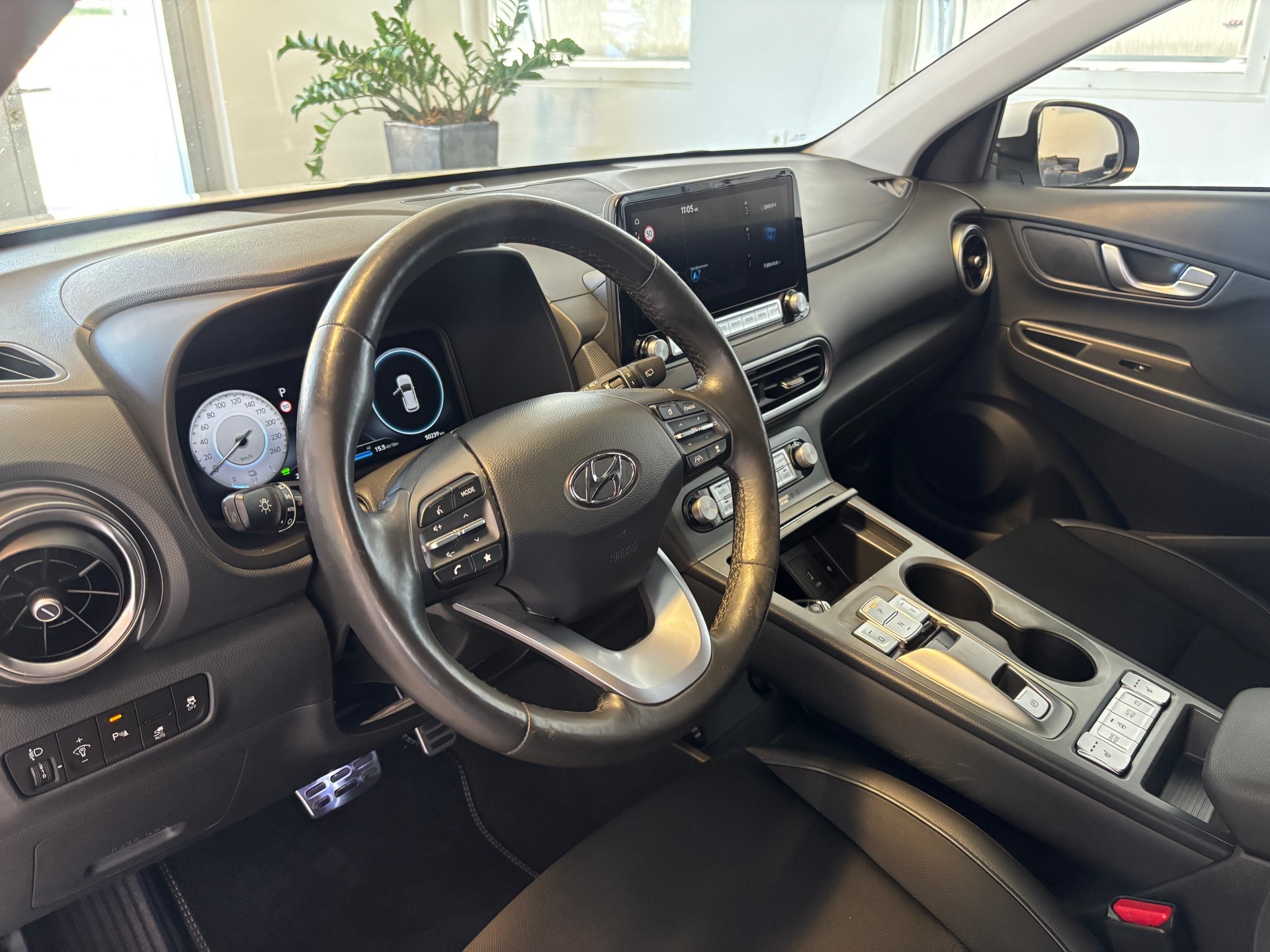 HYUNDAI Kona EV Amplia 64kWh-image-5