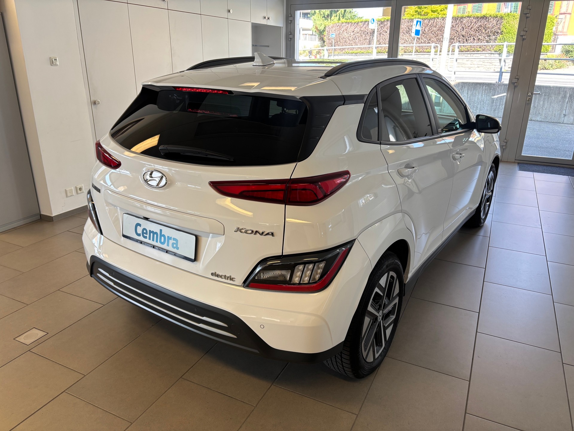 HYUNDAI Kona EV Amplia 64kWh-image-2