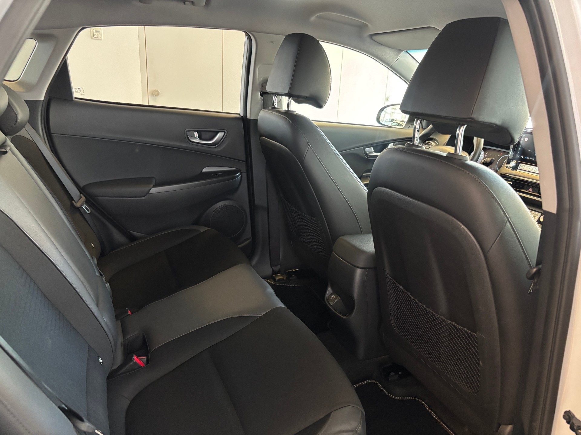 HYUNDAI Kona EV Amplia 64kWh-image-13