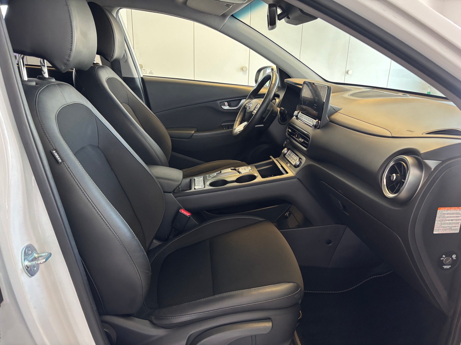 HYUNDAI Kona EV Amplia 64kWh-image-9