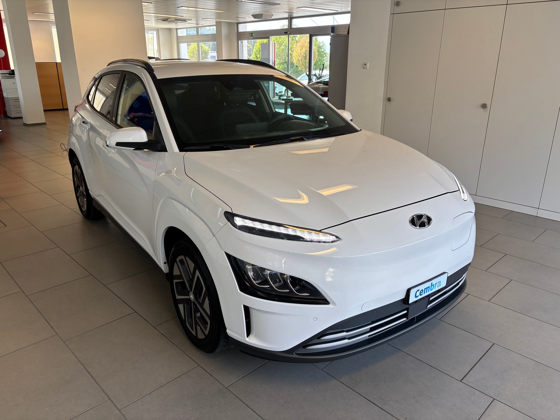 HYUNDAI Kona EV Amplia 64kWh-image-1