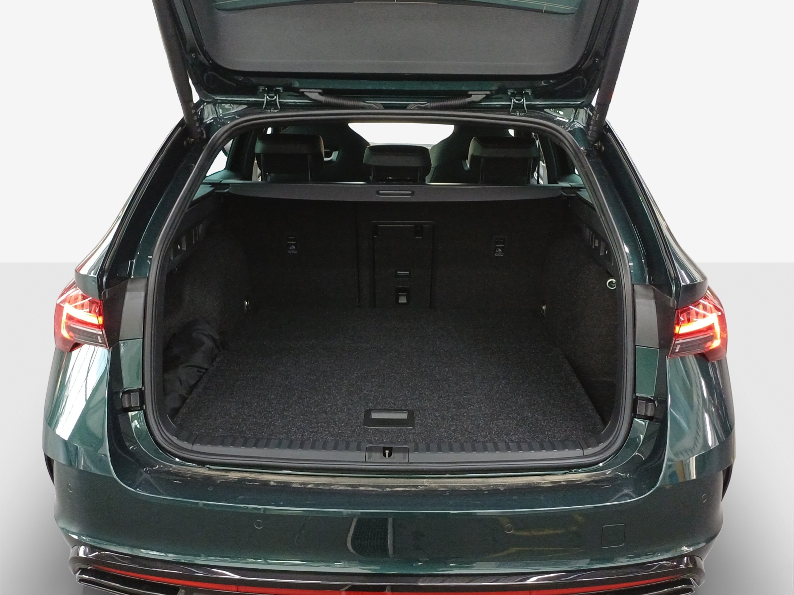 SKODA Octavia Combi 2.0 TSI DSG RS 30 Years Edition-image-12