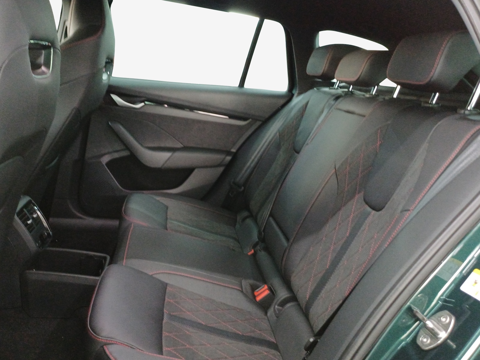 SKODA Octavia Combi 2.0 TSI DSG RS 30 Years Edition-image-11
