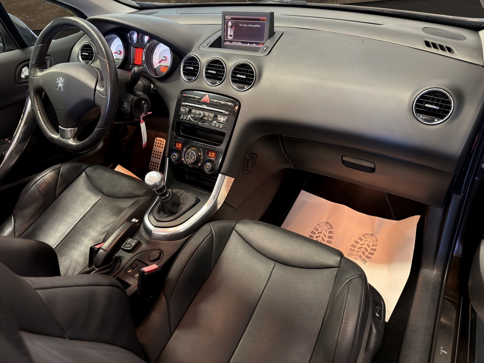 PEUGEOT 308 CC 1.6 16V Turbo Platinum-image-12